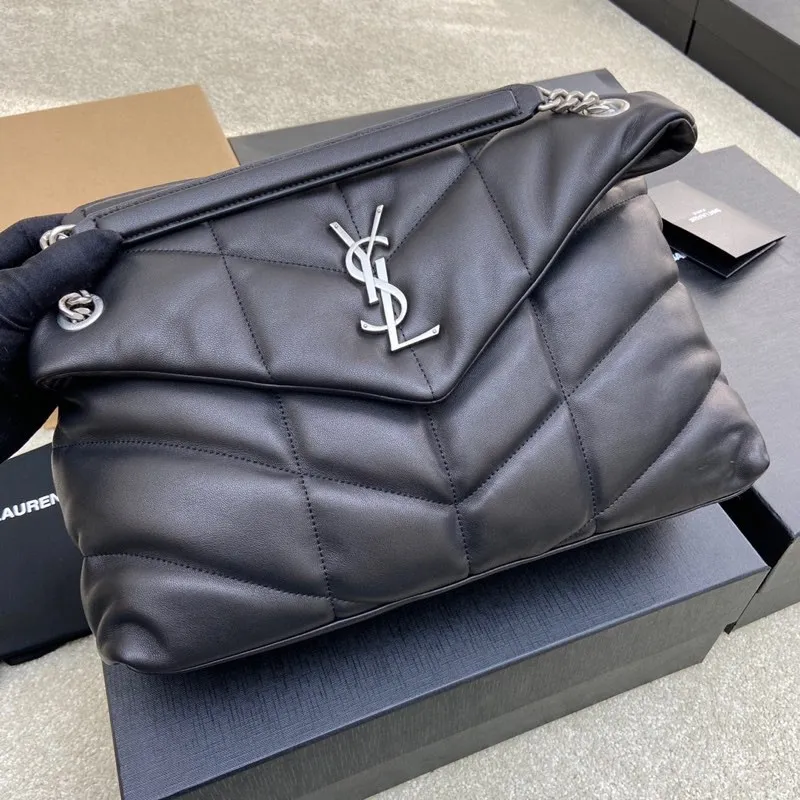 Black sheepskin/silver hardware 🌈𝑳𝑶𝑼𝑳𝑶𝑼 𝑷𝑼𝑭𝑭𝑬𝑹 Large quilted lambskin bag, made of genuine genuine leather, feels soft and delicate, like embracing clouds☁️; the classic Y family logo, chain and buttonhole hardware are all made of Barkin matte silver hardware. The opening of the bag is folded and sealed with a magnetic snap buckle, which has first-class sealing and safety👍20210900 Size: 35*23*13.5cm Model: 577475 [original leather]