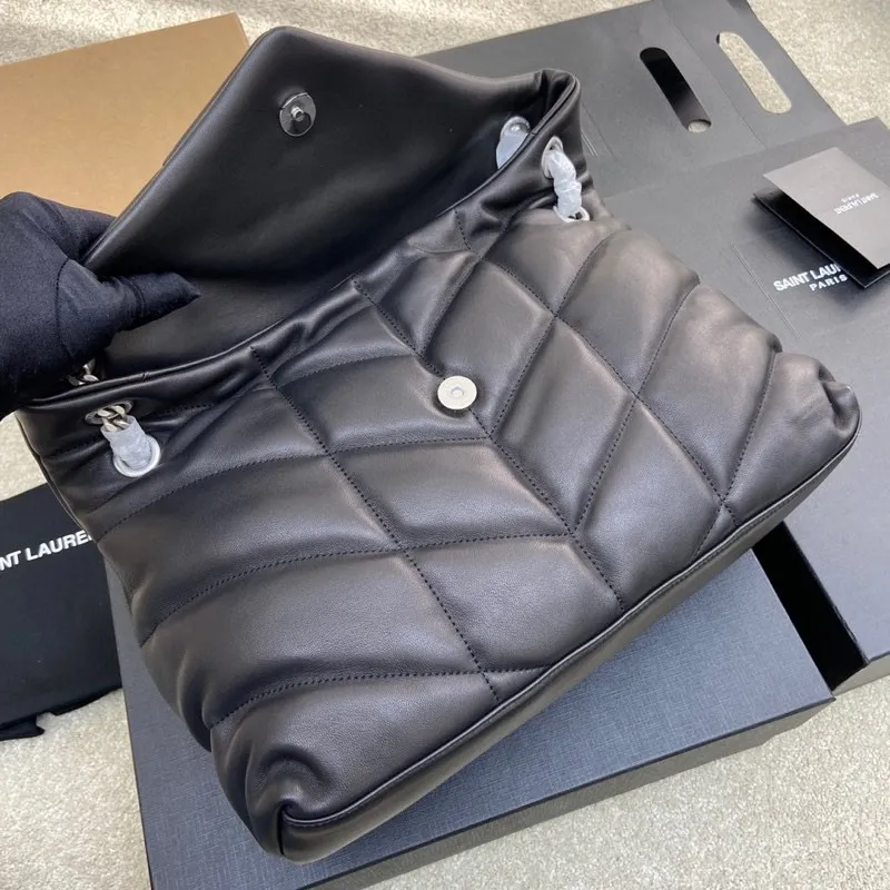Black sheepskin/silver hardware 🌈𝑳𝑶𝑼𝑳𝑶𝑼 𝑷𝑼𝑭𝑭𝑬𝑹 Large quilted lambskin bag, made of genuine genuine leather, feels soft and delicate, like embracing clouds☁️; the classic Y family logo, chain and buttonhole hardware are all made of Barkin matte silver hardware. The opening of the bag is folded and sealed with a magnetic snap buckle, which has first-class sealing and safety👍20210900 Size: 35*23*13.5cm Model: 577475 [original leather]