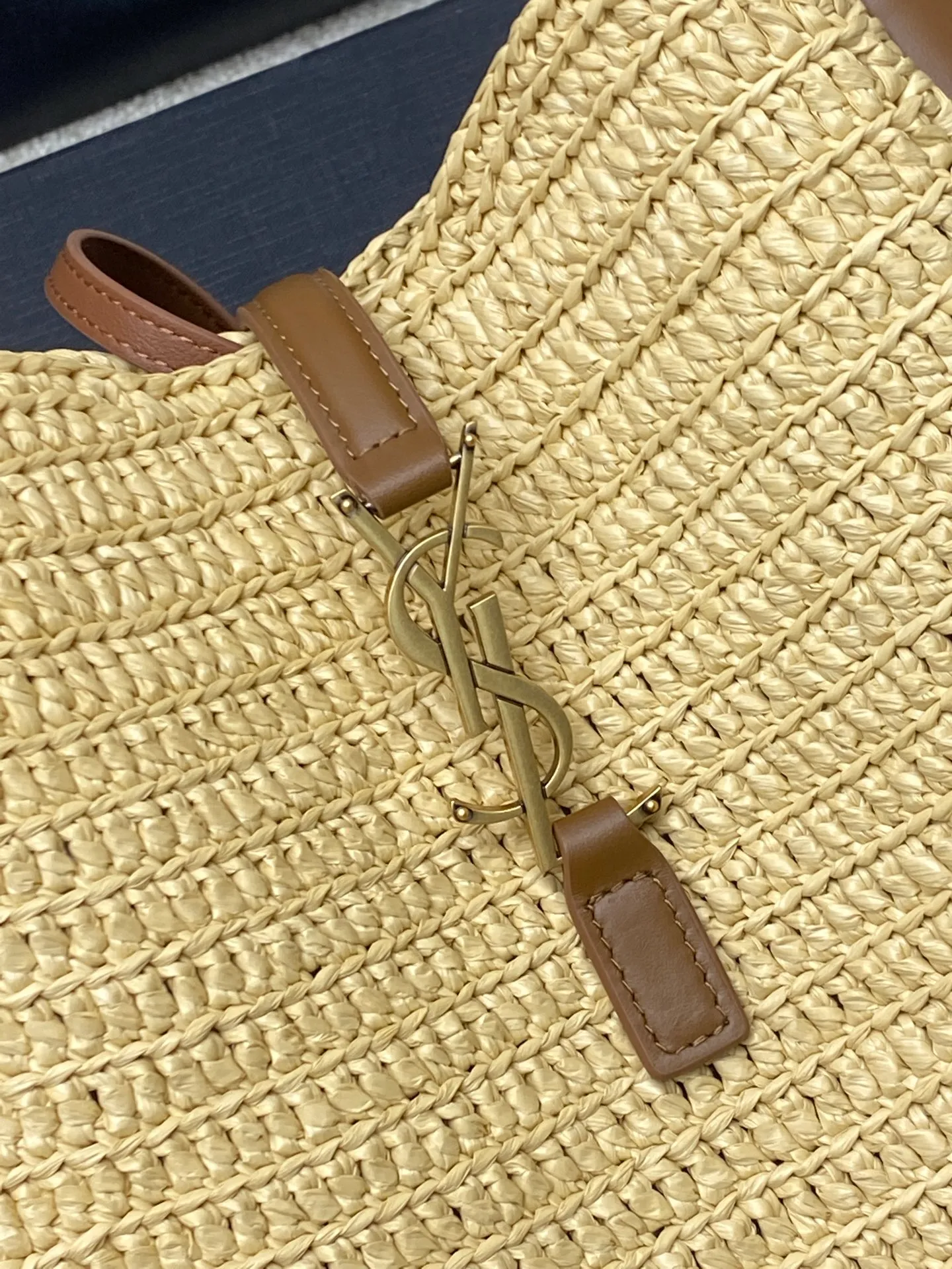p1760 Premium Original Apricot Weave/Ancient Gold 🌈 Brand new and upgraded version [Raffia Weave]▪️ROSE▪️ New style for the new year, the same style as the Korean star Hobo!! This year’s extremely popular armpit bag Y Family is late but it’s here! ! The outline of the bag is simple and three-dimensional, and it looks stiff but not too sharp. Paired with the brand's iconic plug-in buckle, the overall look gives a unique and elegant, yet fashionable and modern temperament👑20250750 Model: 823812 [original leather] Size: 22x22x10cm