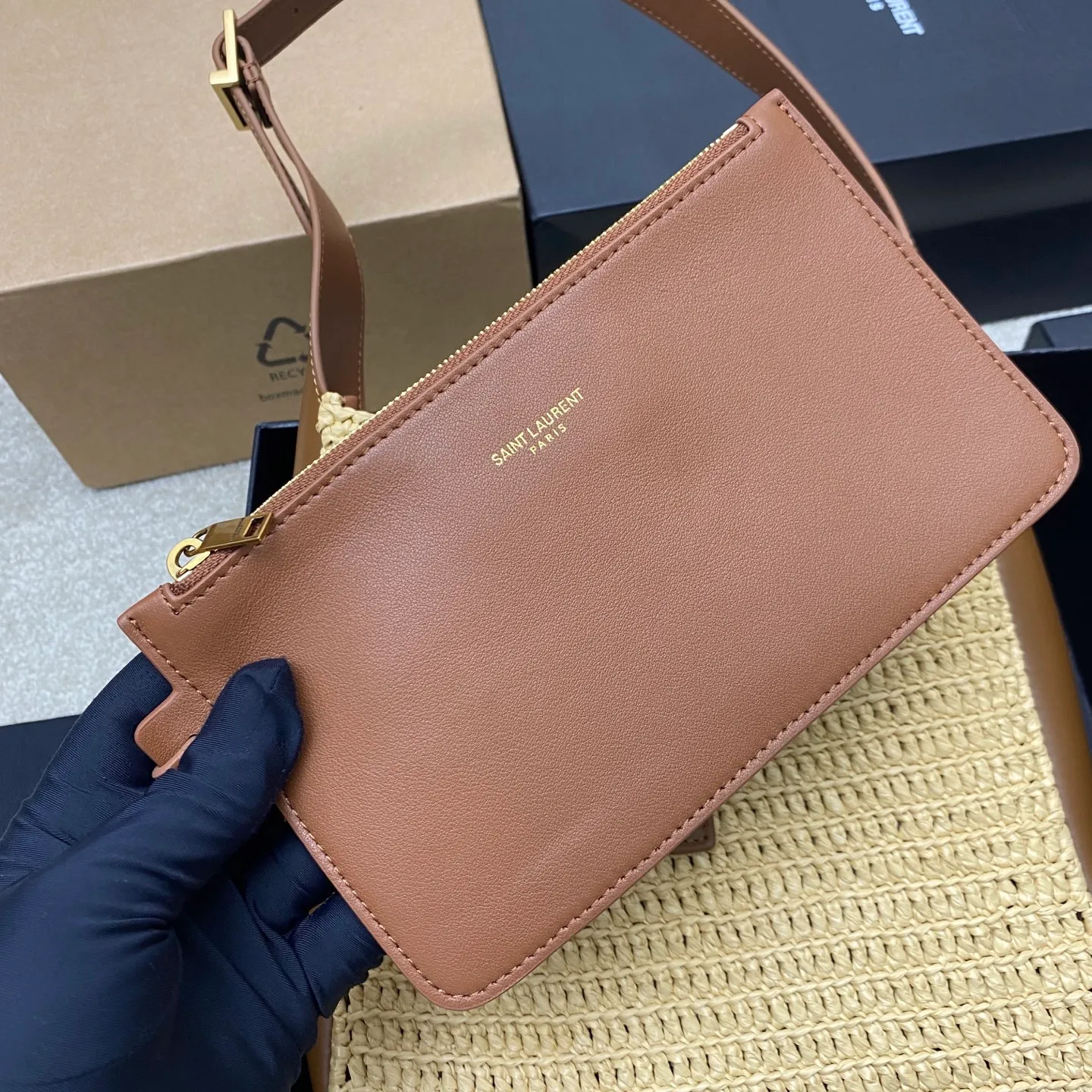 p1760 Premium Original Apricot Weave/Ancient Gold 🌈 Brand new and upgraded version [Raffia Weave]▪️ROSE▪️ New style for the new year, the same style as the Korean star Hobo!! This year’s extremely popular armpit bag Y Family is late but it’s here! ! The outline of the bag is simple and three-dimensional, and it looks stiff but not too sharp. Paired with the brand's iconic plug-in buckle, the overall look gives a unique and elegant, yet fashionable and modern temperament👑20250750 Model: 823812 [original leather] Size: 22x22x10cm