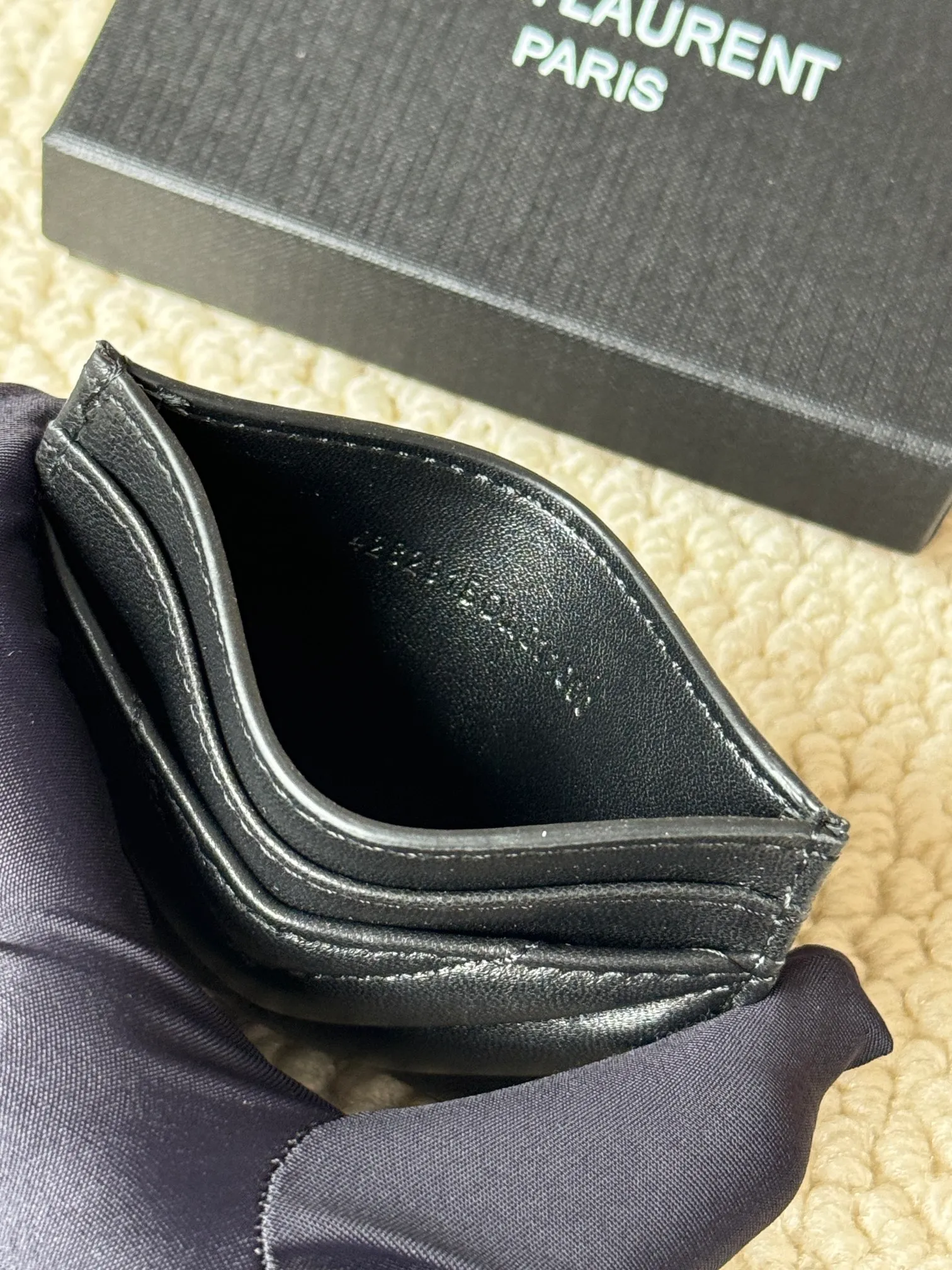 💰100 ysl Yves Saint Laurent's most classic genuine card bag, with sheepskin microfiber lining, jacquard embossed stitching sheepskin credit card holder, metal interlocking YSL logo original single-pair hardware, copied details Style number: 423291 Size: 10.5×7.5×0.5cm