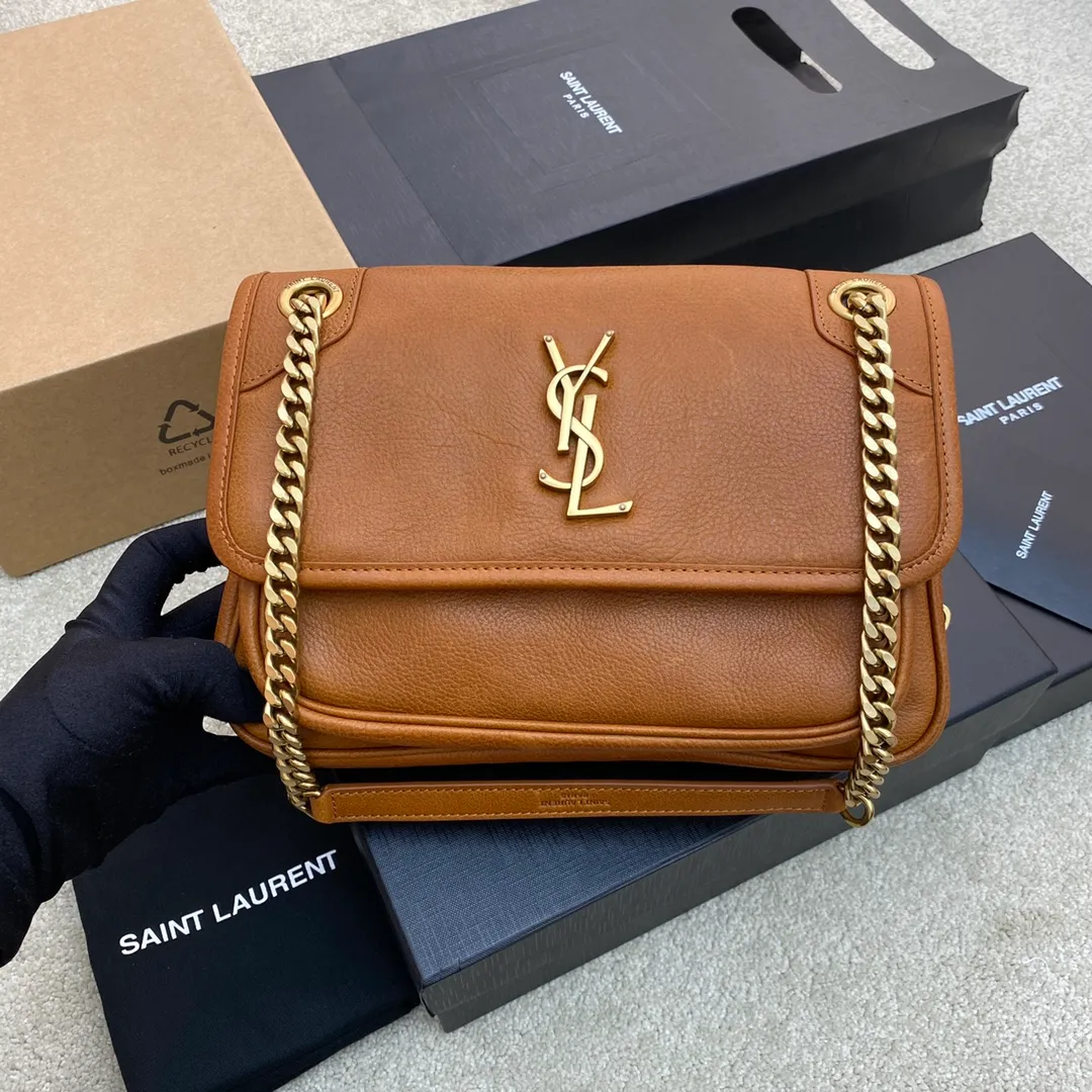 💰1900 brown leather/gold buckle 🌈NIKI_New camera bag/crossbody bag with advanced metal logo design. The retro sophistication is fully displayed. Italian custom vegetable tanned leather with gold chain, a timeless combination, front flap and zipper opening and closing design, the visual impact is instantly full! The camera bag is extremely practical and can be used for daily travel! 20230950 Model: 712520 [original leather] Size: 26×19×7.5/13cm Shoulder strap length: 26/46cm