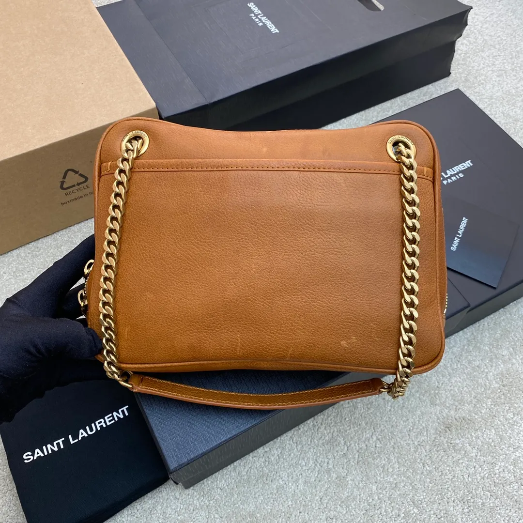 💰1900 brown leather/gold buckle 🌈NIKI_New camera bag/crossbody bag with advanced metal logo design. The retro sophistication is fully displayed. Italian custom vegetable tanned leather with gold chain, a timeless combination, front flap and zipper opening and closing design, the visual impact is instantly full! The camera bag is extremely practical and can be used for daily travel! 20230950 Model: 712520 [original leather] Size: 26×19×7.5/13cm Shoulder strap length: 26/46cm