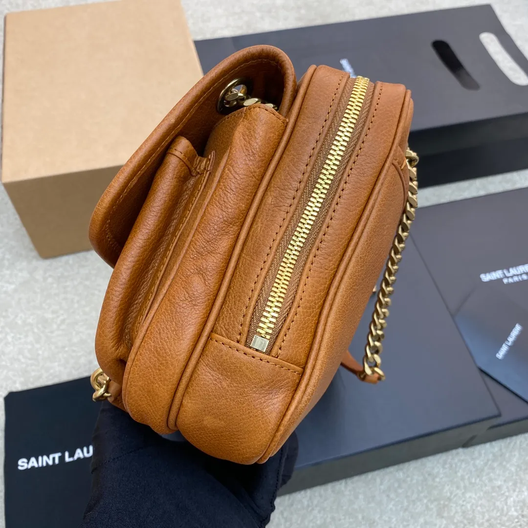 💰1900 brown leather/gold buckle 🌈NIKI_New camera bag/crossbody bag with advanced metal logo design. The retro sophistication is fully displayed. Italian custom vegetable tanned leather with gold chain, a timeless combination, front flap and zipper opening and closing design, the visual impact is instantly full! The camera bag is extremely practical and can be used for daily travel! 20230950 Model: 712520 [original leather] Size: 26×19×7.5/13cm Shoulder strap length: 26/46cm