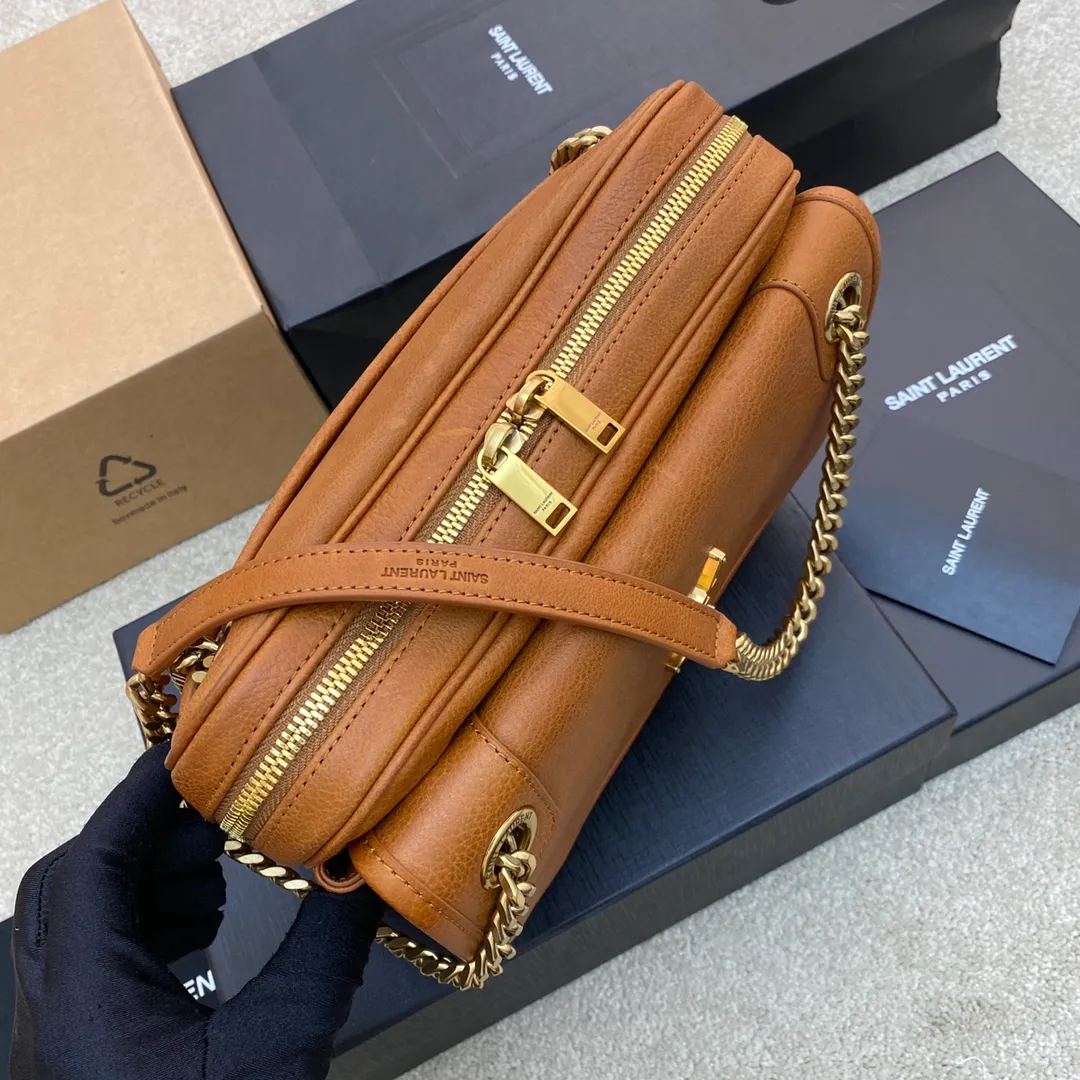 💰1900 brown leather/gold buckle 🌈NIKI_New camera bag/crossbody bag with advanced metal logo design. The retro sophistication is fully displayed. Italian custom vegetable tanned leather with gold chain, a timeless combination, front flap and zipper opening and closing design, the visual impact is instantly full! The camera bag is extremely practical and can be used for daily travel! 20230950 Model: 712520 [original leather] Size: 26×19×7.5/13cm Shoulder strap length: 26/46cm