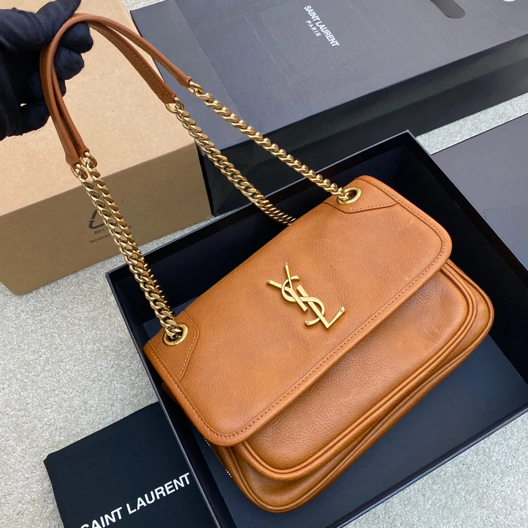 💰1900 brown leather/gold buckle 🌈NIKI_New camera bag/crossbody bag with advanced metal logo design. The retro sophistication is fully displayed. Italian custom vegetable tanned leather with gold chain, a timeless combination, front flap and zipper opening and closing design, the visual impact is instantly full! The camera bag is extremely practical and can be used for daily travel! 20230950 Model: 712520 [original leather] Size: 26×19×7.5/13cm Shoulder strap length: 26/46cm