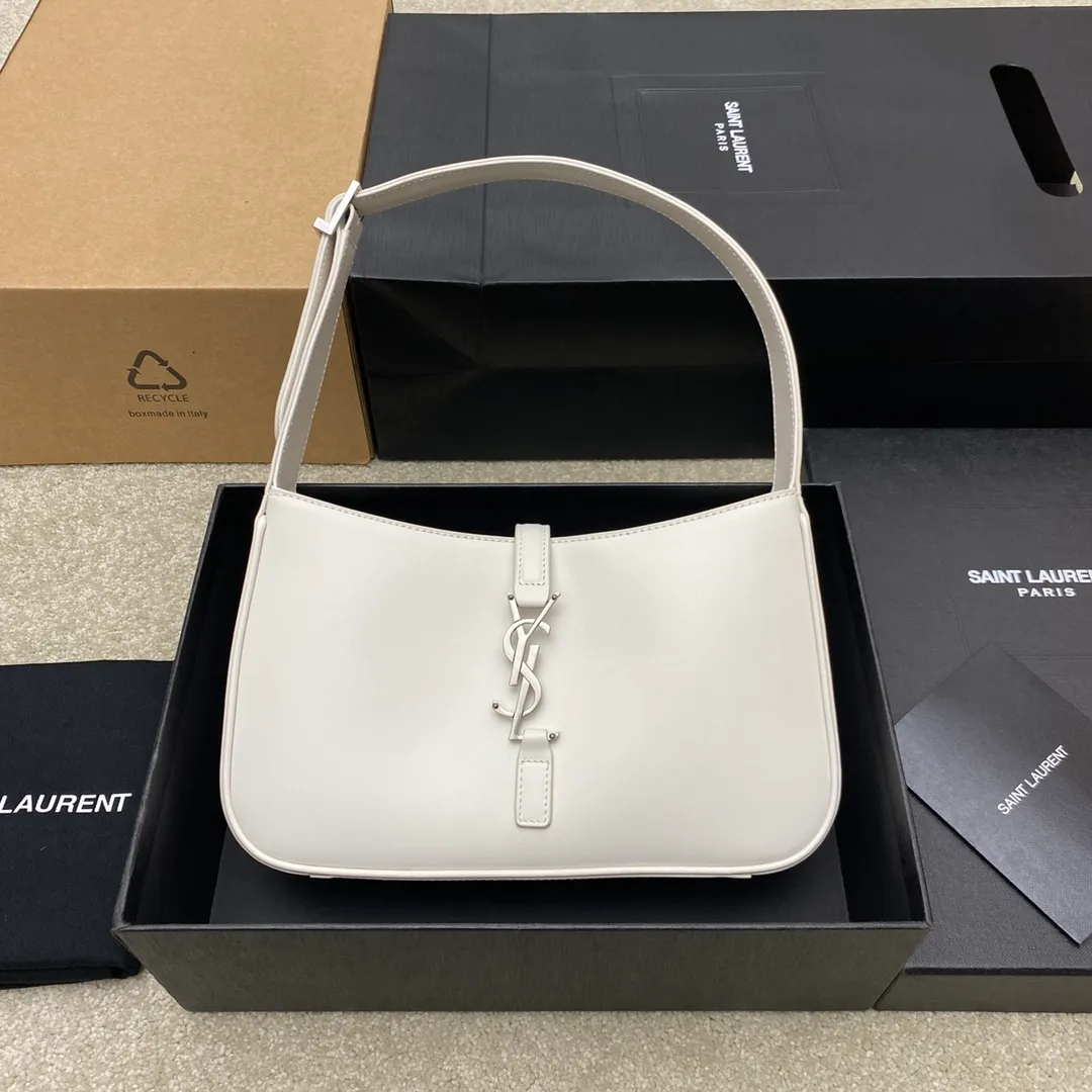 💰1360 Milky white plain/silver buckle 🌈2022 spring and summer new armpit bag 🔥One of this year's treasure bags 👍Minimalist shape + metal logo buckle opening and closing design Adjustable shoulder strap Simple, beautiful and high-end feel The bag is light and easy to match The wife is so beautiful✨The bag has sufficient capacity💋20230680 Model: 657228 [Original leather] Size: 24.5*14*6cm