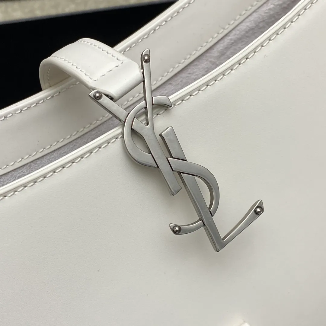 💰1360 Milky white plain/silver buckle 🌈2022 spring and summer new armpit bag 🔥One of this year's treasure bags 👍Minimalist shape + metal logo buckle opening and closing design Adjustable shoulder strap Simple, beautiful and high-end feel The bag is light and easy to match The wife is so beautiful✨The bag has sufficient capacity💋20230680 Model: 657228 [Original leather] Size: 24.5*14*6cm