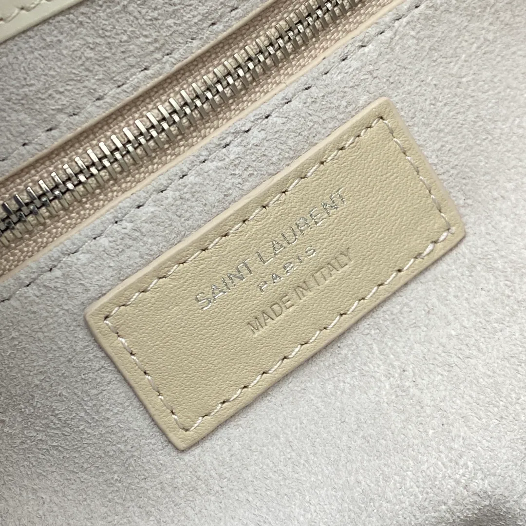 💰1360 Milky white plain/silver buckle 🌈2022 spring and summer new armpit bag 🔥One of this year's treasure bags 👍Minimalist shape + metal logo buckle opening and closing design Adjustable shoulder strap Simple, beautiful and high-end feel The bag is light and easy to match The wife is so beautiful✨The bag has sufficient capacity💋20230680 Model: 657228 [Original leather] Size: 24.5*14*6cm
