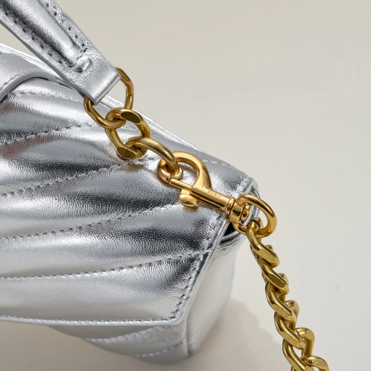 💰400￥YSL-2024 Mini Small Waste Bag Ten Thousand Years Messenger Bag, a hot and popular style, a street photography artifact, the first choice style of many celebrities and Hollywood goddesses, it looks good no matter how you wear it, and it doesn’t feel out of place. It looks casual and handsome when paired with casual wear, elegant and luxurious when paired with formal wear, a bag that can be carried on any occasion! ! This year’s it bag has to be you! Model: 8018 Size: 20-14-4.5cm