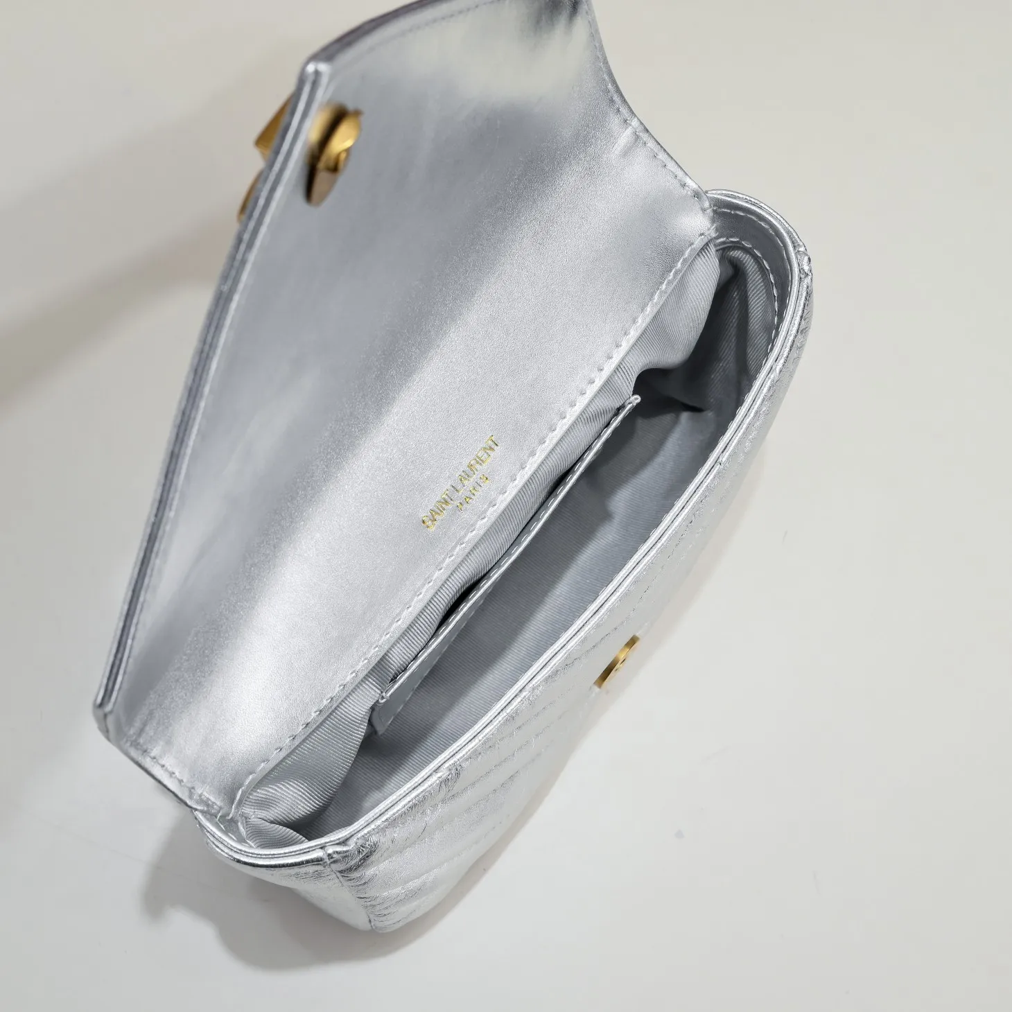 💰400￥YSL-2024 Mini Small Waste Bag Ten Thousand Years Messenger Bag, a hot and popular style, a street photography artifact, the first choice style of many celebrities and Hollywood goddesses, it looks good no matter how you wear it, and it doesn’t feel out of place. It looks casual and handsome when paired with casual wear, elegant and luxurious when paired with formal wear, a bag that can be carried on any occasion! ! This year’s it bag has to be you! Model: 8018 Size: 20-14-4.5cm
