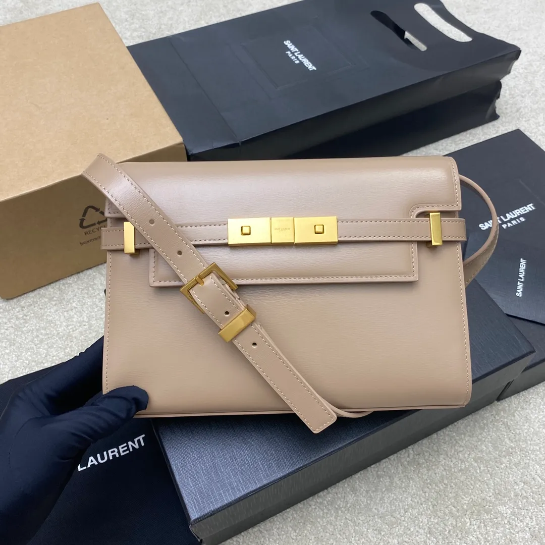 💰1560 Milk Tea Toothpick Pattern/Ancient Gold 🌈𝙈𝙖𝙣𝙝𝙖𝙩𝙩𝙖𝙣 𝟮𝟰𝙘𝙢The new Manhattan baguette small size is synchronized at the counter. The latest flip Manhattan baguette bag has changed the previous classic logo and replaced it with a low-key and simple design style. It is a bit like Kelly from the H family, with a very retro flavor! Combining business ➕leisure, in summary, it is versatile! It can be carried by hand, on one shoulder or across the body. It is a multi-purpose bag that satisfies both business ladies and little girls’ leisure time! Carefully selected original leather, perfect wiring, and exquisite hardware make the entire bag exude a high-end feel👍20230780 Model: 579270 [Original leather] Size: 24x17.5x6cm