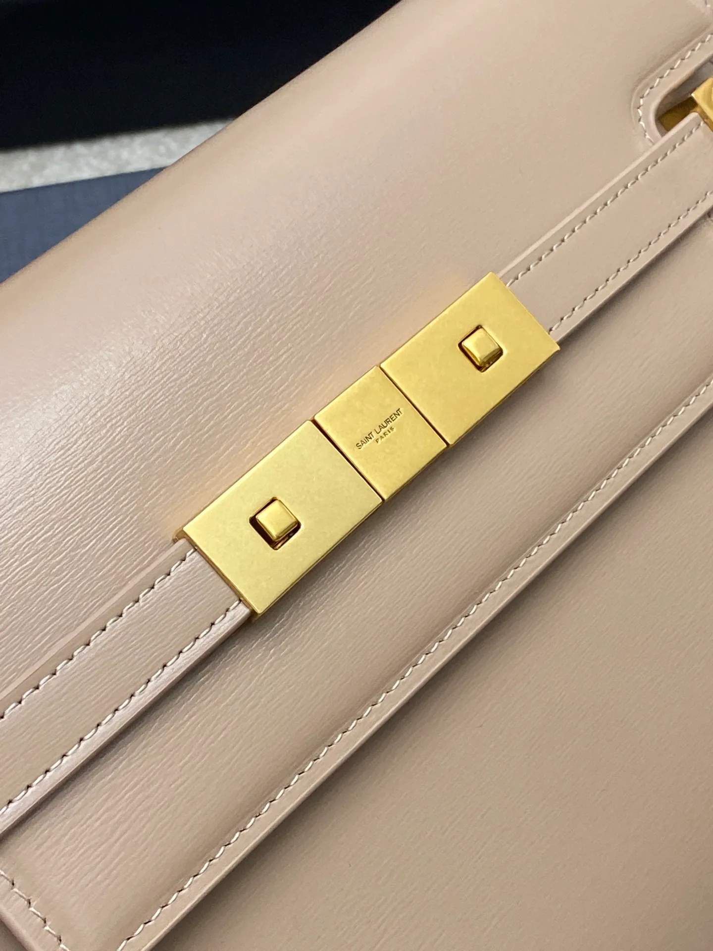 💰1560 Milk Tea Toothpick Pattern/Ancient Gold 🌈𝙈𝙖𝙣𝙝𝙖𝙩𝙩𝙖𝙣 𝟮𝟰𝙘𝙢The new Manhattan baguette small size is synchronized at the counter. The latest flip Manhattan baguette bag has changed the previous classic logo and replaced it with a low-key and simple design style. It is a bit like Kelly from the H family, with a very retro flavor! Combining business ➕leisure, in summary, it is versatile! It can be carried by hand, on one shoulder or across the body. It is a multi-purpose bag that satisfies both business ladies and little girls’ leisure time! Carefully selected original leather, perfect wiring, and exquisite hardware make the entire bag exude a high-end feel👍20230780 Model: 579270 [Original leather] Size: 24x17.5x6cm