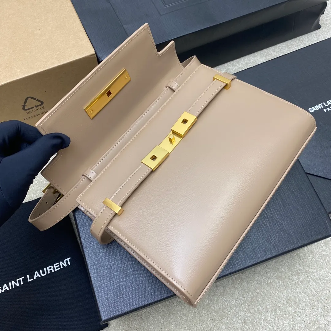 💰1560 Milk Tea Toothpick Pattern/Ancient Gold 🌈𝙈𝙖𝙣𝙝𝙖𝙩𝙩𝙖𝙣 𝟮𝟰𝙘𝙢The new Manhattan baguette small size is synchronized at the counter. The latest flip Manhattan baguette bag has changed the previous classic logo and replaced it with a low-key and simple design style. It is a bit like Kelly from the H family, with a very retro flavor! Combining business ➕leisure, in summary, it is versatile! It can be carried by hand, on one shoulder or across the body. It is a multi-purpose bag that satisfies both business ladies and little girls’ leisure time! Carefully selected original leather, perfect wiring, and exquisite hardware make the entire bag exude a high-end feel👍20230780 Model: 579270 [Original leather] Size: 24x17.5x6cm