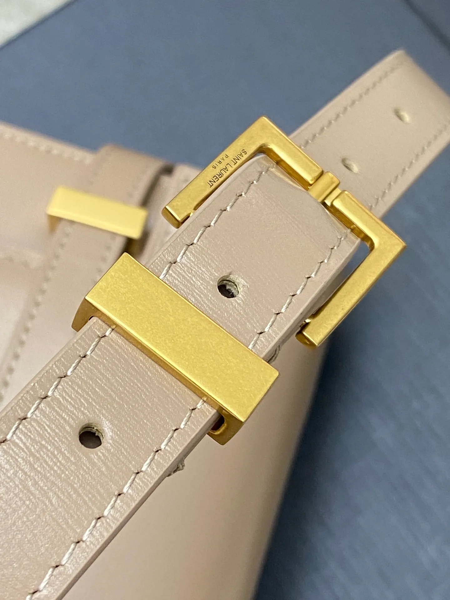 💰1560 Milk Tea Toothpick Pattern/Ancient Gold 🌈𝙈𝙖𝙣𝙝𝙖𝙩𝙩𝙖𝙣 𝟮𝟰𝙘𝙢The new Manhattan baguette small size is synchronized at the counter. The latest flip Manhattan baguette bag has changed the previous classic logo and replaced it with a low-key and simple design style. It is a bit like Kelly from the H family, with a very retro flavor! Combining business ➕leisure, in summary, it is versatile! It can be carried by hand, on one shoulder or across the body. It is a multi-purpose bag that satisfies both business ladies and little girls’ leisure time! Carefully selected original leather, perfect wiring, and exquisite hardware make the entire bag exude a high-end feel👍20230780 Model: 579270 [Original leather] Size: 24x17.5x6cm