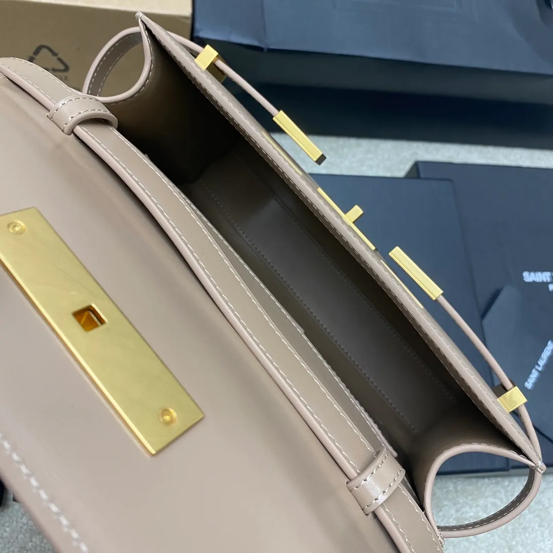 💰1560 Milk Tea Toothpick Pattern/Ancient Gold 🌈𝙈𝙖𝙣𝙝𝙖𝙩𝙩𝙖𝙣 𝟮𝟰𝙘𝙢The new Manhattan baguette small size is synchronized at the counter. The latest flip Manhattan baguette bag has changed the previous classic logo and replaced it with a low-key and simple design style. It is a bit like Kelly from the H family, with a very retro flavor! Combining business ➕leisure, in summary, it is versatile! It can be carried by hand, on one shoulder or across the body. It is a multi-purpose bag that satisfies both business ladies and little girls’ leisure time! Carefully selected original leather, perfect wiring, and exquisite hardware make the entire bag exude a high-end feel👍20230780 Model: 579270 [Original leather] Size: 24x17.5x6cm