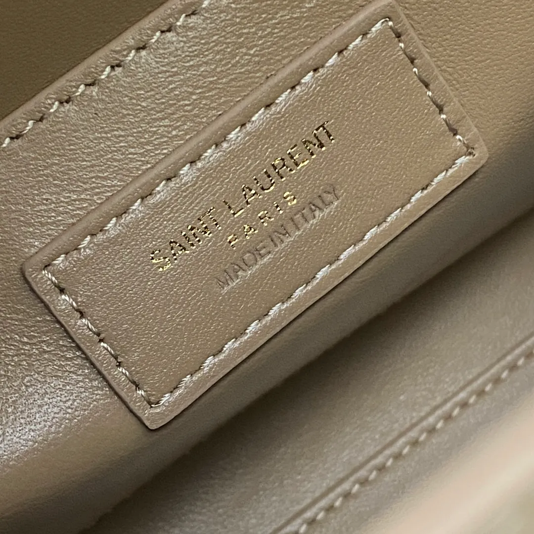 💰1560 Milk Tea Toothpick Pattern/Ancient Gold 🌈𝙈𝙖𝙣𝙝𝙖𝙩𝙩𝙖𝙣 𝟮𝟰𝙘𝙢The new Manhattan baguette small size is synchronized at the counter. The latest flip Manhattan baguette bag has changed the previous classic logo and replaced it with a low-key and simple design style. It is a bit like Kelly from the H family, with a very retro flavor! Combining business ➕leisure, in summary, it is versatile! It can be carried by hand, on one shoulder or across the body. It is a multi-purpose bag that satisfies both business ladies and little girls’ leisure time! Carefully selected original leather, perfect wiring, and exquisite hardware make the entire bag exude a high-end feel👍20230780 Model: 579270 [Original leather] Size: 24x17.5x6cm