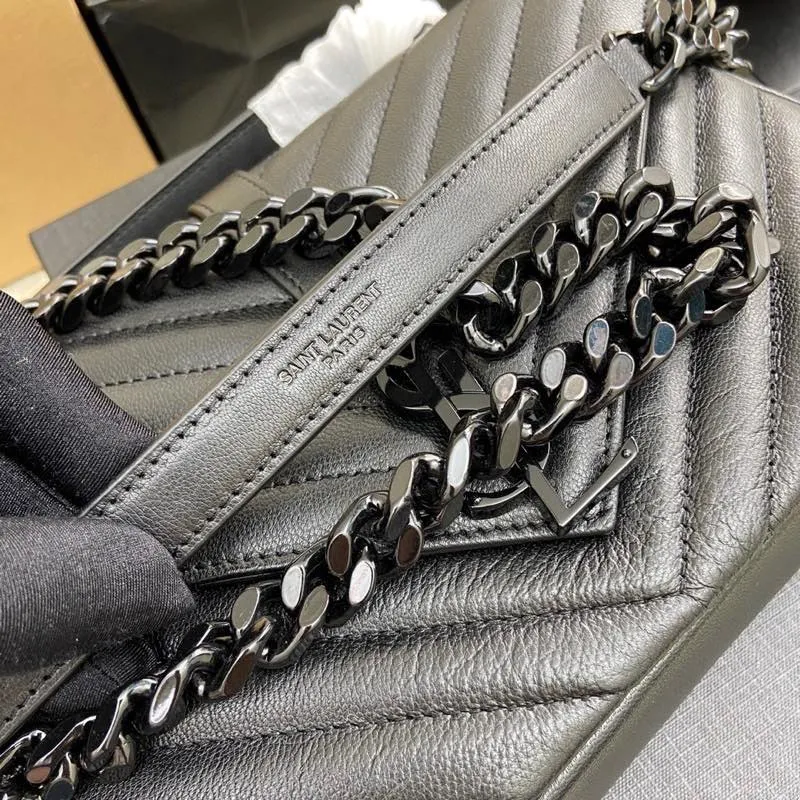 💰1300 black sheepskin/black chain 🌈Original leather version of the classic messenger bag👍The messenger bag is also called the messenger bag. As the name suggests, it is the bag that the postman carries when delivering newspapers and letters. Bags similar to the bags carried by the postmen are collectively called messenger bags👉This one from Y must be on the list! 20230650 Model: 392737 [original leather] Size: 24x17x6.5cm
