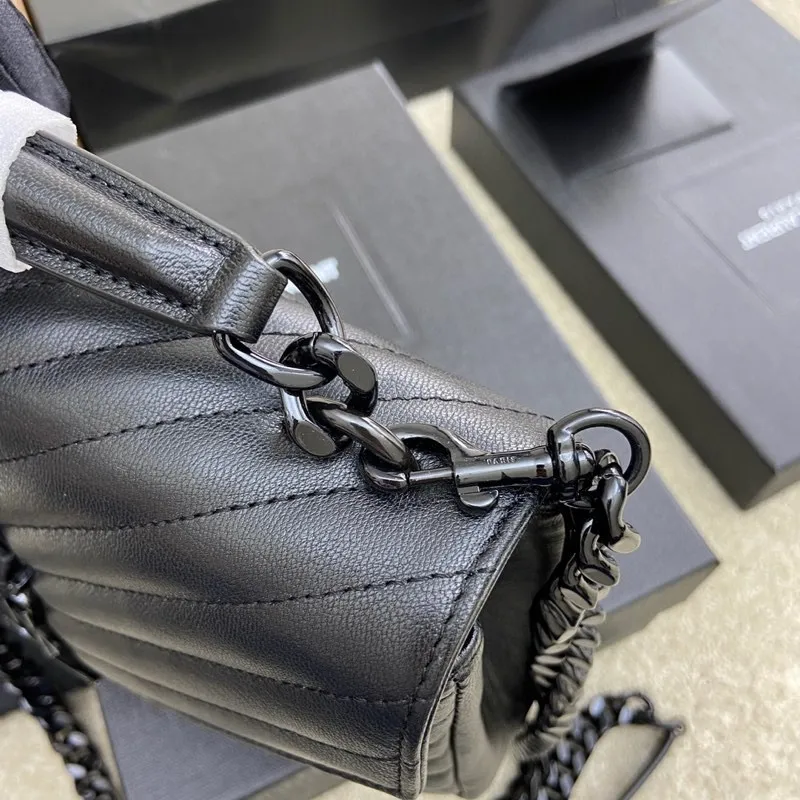 💰1300 black sheepskin/black chain 🌈Original leather version of the classic messenger bag👍The messenger bag is also called the messenger bag. As the name suggests, it is the bag that the postman carries when delivering newspapers and letters. Bags similar to the bags carried by the postmen are collectively called messenger bags👉This one from Y must be on the list! 20230650 Model: 392737 [original leather] Size: 24x17x6.5cm