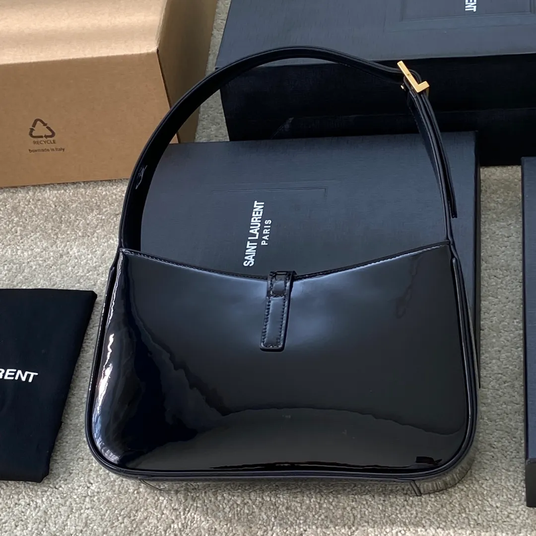 Black patent leather/gold hardware 🌈2021 spring and summer new armpit bag hobo bag! One of this year’s treasure bags👍Minimalist shape + metal logo buckle opening and closing design Adjustable shoulder straps Simple, beautiful and high-end feeling The bag is light and easy to match The wife is so beautiful l The bag has sufficient capacity💋20210680 Model: 657228 [Original leather] Size: 24.5*14*6cm