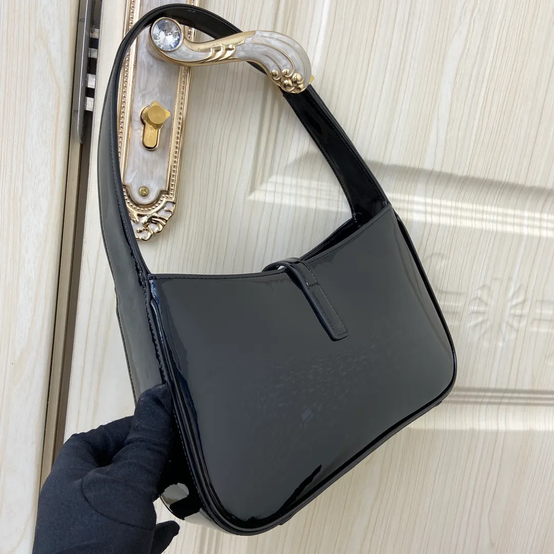 Black patent leather/gold hardware 🌈2021 spring and summer new armpit bag hobo bag! One of this year’s treasure bags👍Minimalist shape + metal logo buckle opening and closing design Adjustable shoulder straps Simple, beautiful and high-end feeling The bag is light and easy to match The wife is so beautiful l The bag has sufficient capacity💋20210680 Model: 657228 [Original leather] Size: 24.5*14*6cm