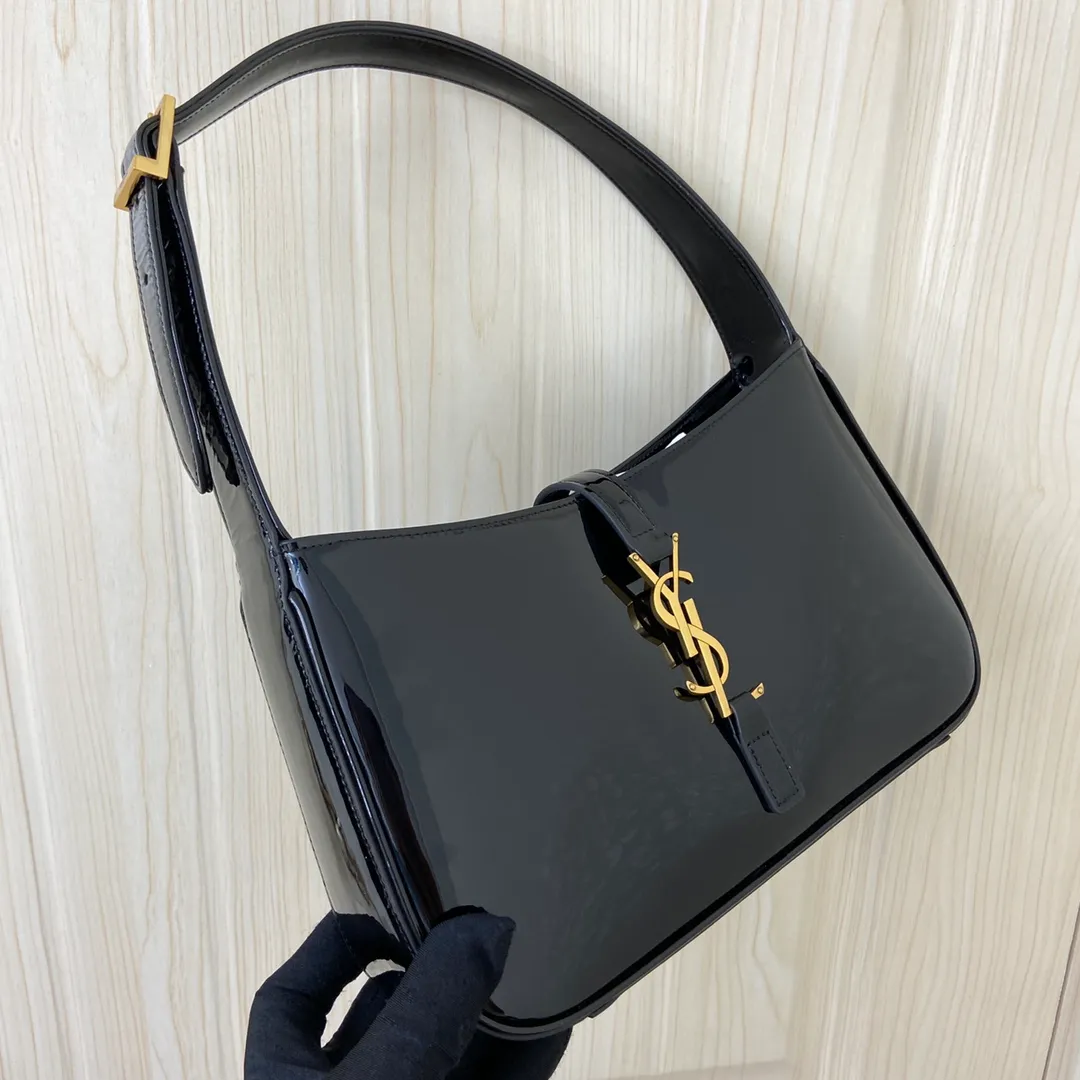 Black patent leather/gold hardware 🌈2021 spring and summer new armpit bag hobo bag! One of this year’s treasure bags👍Minimalist shape + metal logo buckle opening and closing design Adjustable shoulder straps Simple, beautiful and high-end feeling The bag is light and easy to match The wife is so beautiful l The bag has sufficient capacity💋20210680 Model: 657228 [Original leather] Size: 24.5*14*6cm