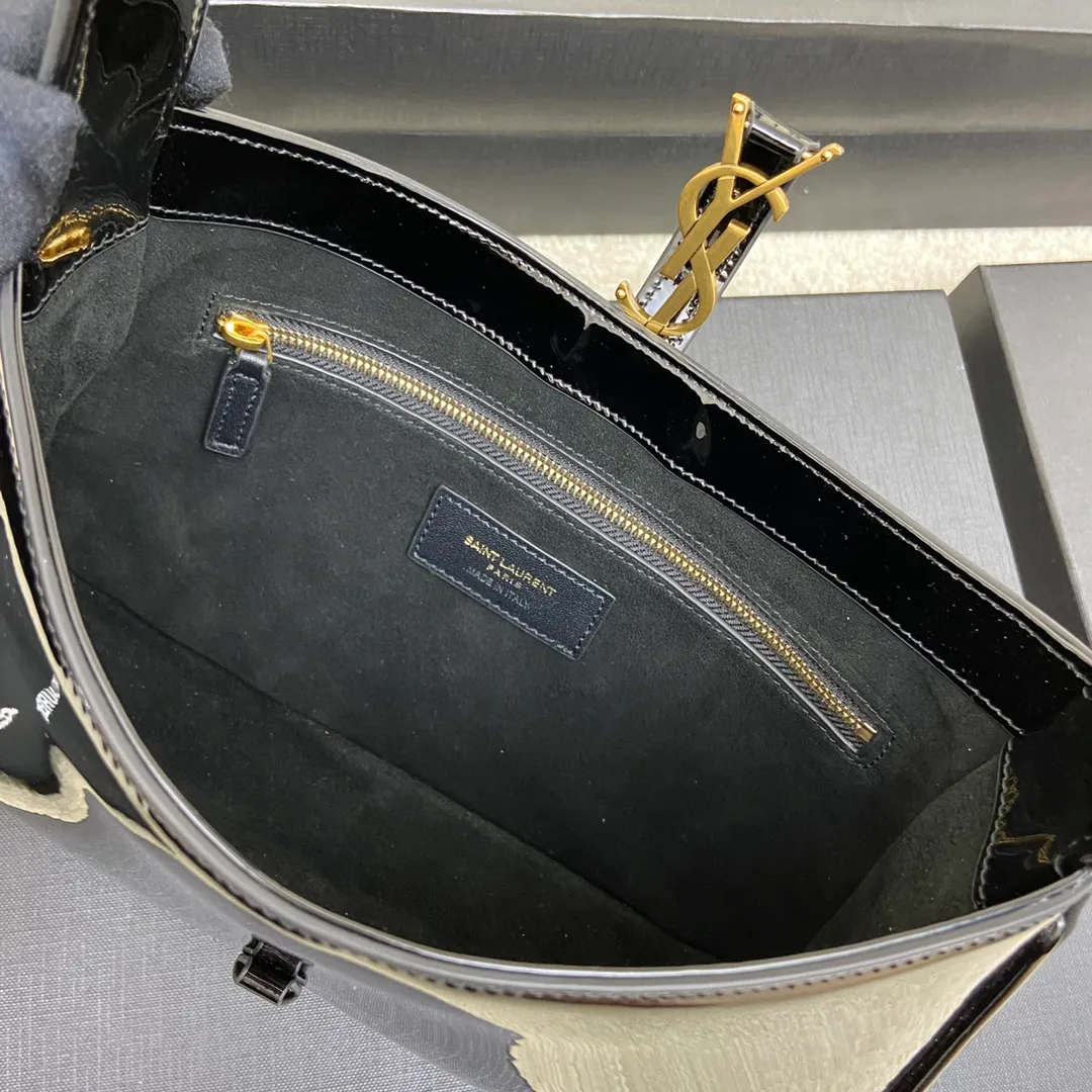 Black patent leather/gold hardware 🌈2021 spring and summer new armpit bag hobo bag! One of this year’s treasure bags👍Minimalist shape + metal logo buckle opening and closing design Adjustable shoulder straps Simple, beautiful and high-end feeling The bag is light and easy to match The wife is so beautiful l The bag has sufficient capacity💋20210680 Model: 657228 [Original leather] Size: 24.5*14*6cm