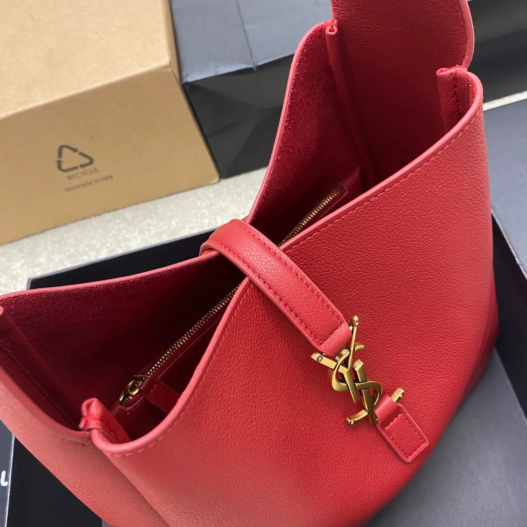 💰1560 Red plain/gold 🌈▪ROSE▪️ New style for autumn and winter, the same style as the Korean star Hobo!! This year’s extremely popular armpit bag Y Family is late but it’s here! ! The outline of the bag is simple and three-dimensional, and it looks stiff but not too sharp. Paired with the brand's iconic plug-in buckle, the overall look gives a unique temperament that is both classic and elegant, yet very fashionable and modern👍20220780 Model: 713938 [original leather] Size: 23x22x8cm
