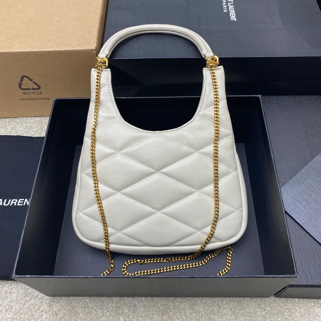 💰1360 white sheepskin/gold 🌈The new Sade hobo is here! The lambskin material feels super soft and waxy😎Diamond quilted sheepskin HOBO handbag LECASSANDRE. This stylish and versatile bag features fold-down top handles and a detachable shoulder strap for multiple carry options. Comes with a long, thin chain. This small bag can fit your cell phone perfectly, and can be carried by hand or cross-body. It’s so exquisite! 20250680 Shoulder strap length: 55cm Model: 793608 [original leather] Size: 19x21x4cm