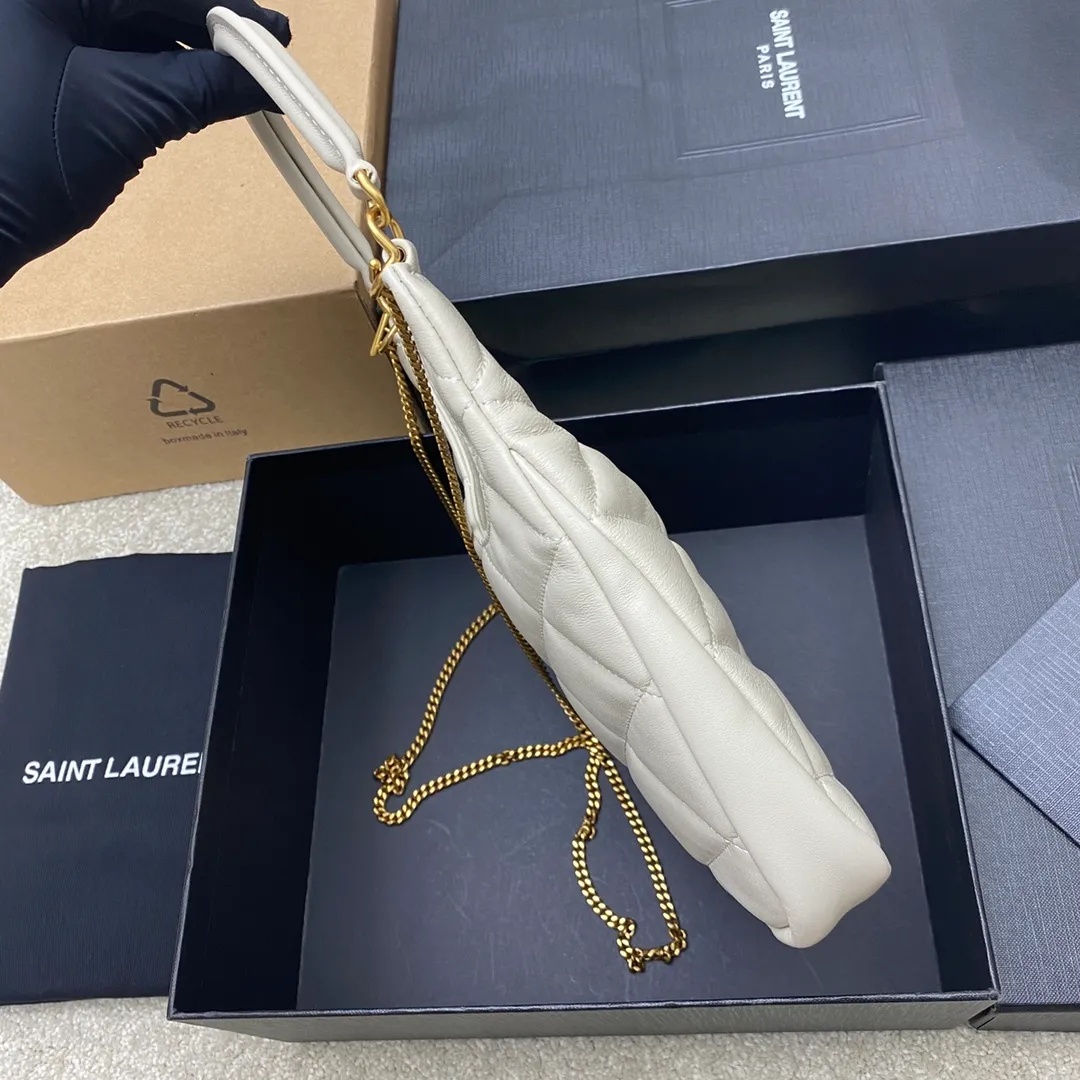 💰1360 white sheepskin/gold 🌈The new Sade hobo is here! The lambskin material feels super soft and waxy😎Diamond quilted sheepskin HOBO handbag LECASSANDRE. This stylish and versatile bag features fold-down top handles and a detachable shoulder strap for multiple carry options. Comes with a long, thin chain. This small bag can fit your cell phone perfectly, and can be carried by hand or cross-body. It’s so exquisite! 20250680 Shoulder strap length: 55cm Model: 793608 [original leather] Size: 19x21x4cm