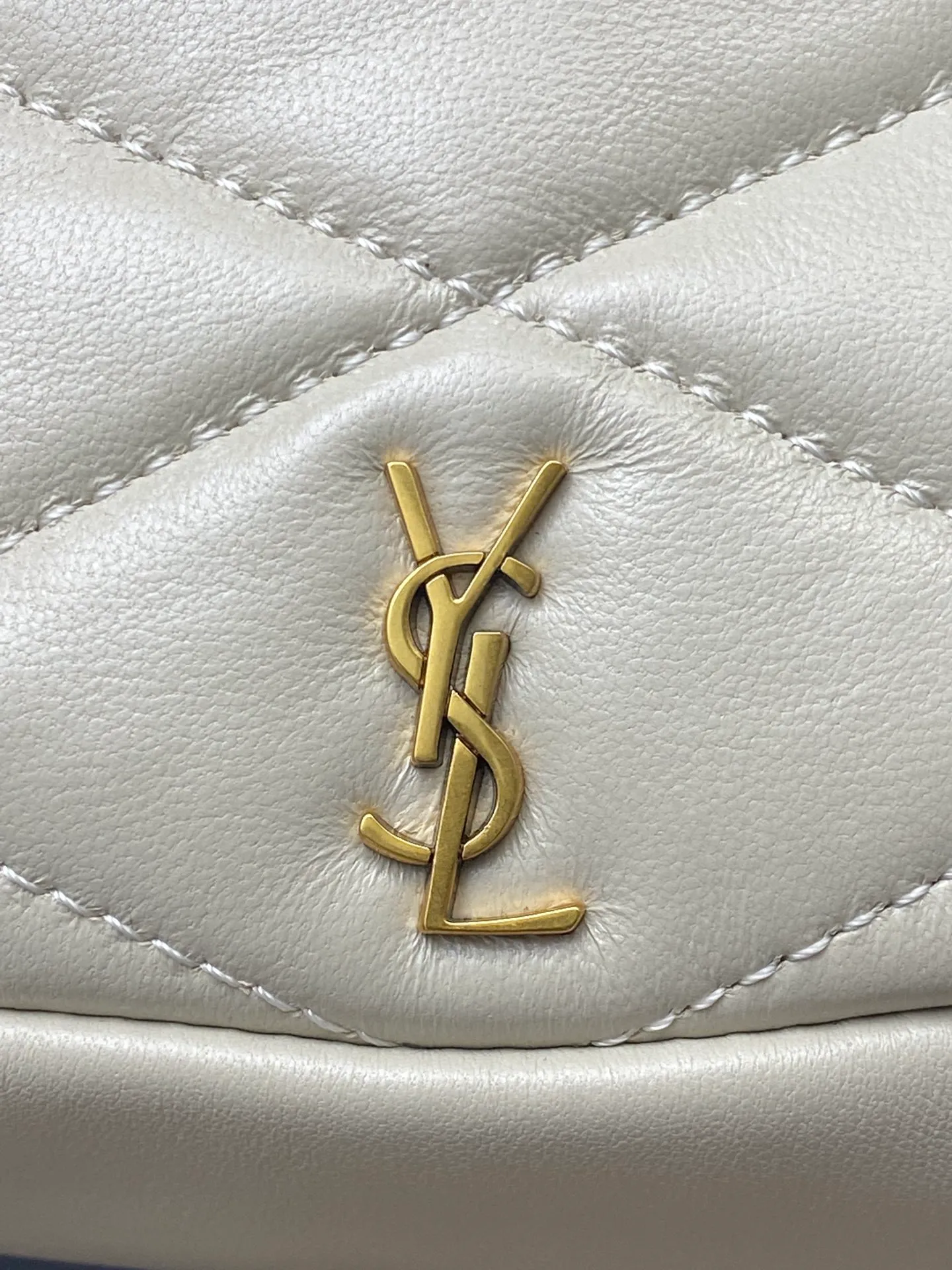 💰1360 white sheepskin/gold 🌈The new Sade hobo is here! The lambskin material feels super soft and waxy😎Diamond quilted sheepskin HOBO handbag LECASSANDRE. This stylish and versatile bag features fold-down top handles and a detachable shoulder strap for multiple carry options. Comes with a long, thin chain. This small bag can fit your cell phone perfectly, and can be carried by hand or cross-body. It’s so exquisite! 20250680 Shoulder strap length: 55cm Model: 793608 [original leather] Size: 19x21x4cm