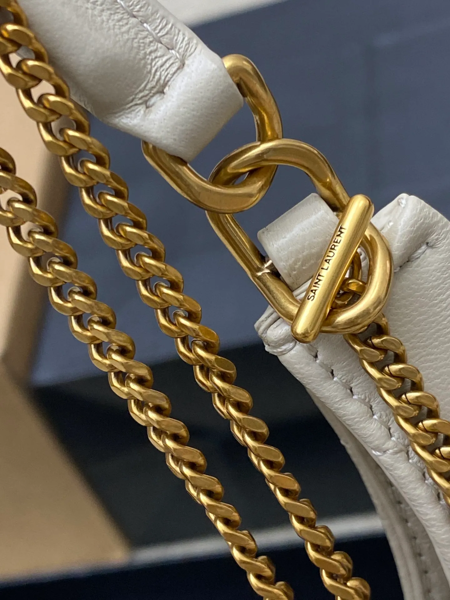 💰1360 white sheepskin/gold 🌈The new Sade hobo is here! The lambskin material feels super soft and waxy😎Diamond quilted sheepskin HOBO handbag LECASSANDRE. This stylish and versatile bag features fold-down top handles and a detachable shoulder strap for multiple carry options. Comes with a long, thin chain. This small bag can fit your cell phone perfectly, and can be carried by hand or cross-body. It’s so exquisite! 20250680 Shoulder strap length: 55cm Model: 793608 [original leather] Size: 19x21x4cm