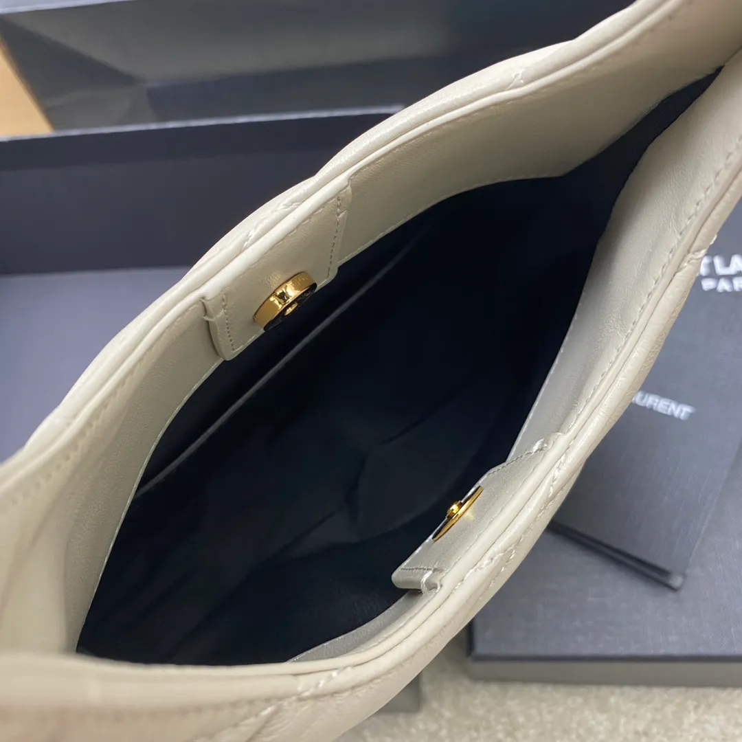 💰1360 white sheepskin/gold 🌈The new Sade hobo is here! The lambskin material feels super soft and waxy😎Diamond quilted sheepskin HOBO handbag LECASSANDRE. This stylish and versatile bag features fold-down top handles and a detachable shoulder strap for multiple carry options. Comes with a long, thin chain. This small bag can fit your cell phone perfectly, and can be carried by hand or cross-body. It’s so exquisite! 20250680 Shoulder strap length: 55cm Model: 793608 [original leather] Size: 19x21x4cm