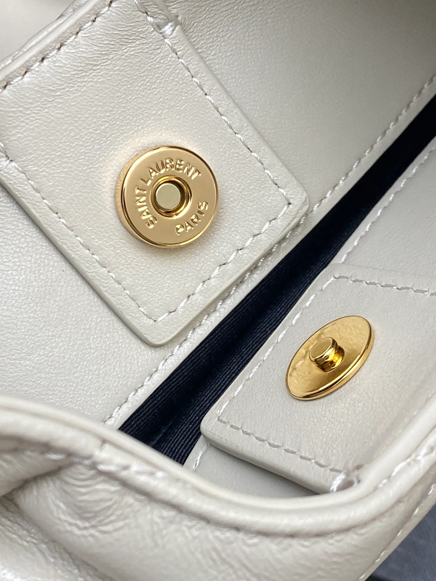 💰1360 white sheepskin/gold 🌈The new Sade hobo is here! The lambskin material feels super soft and waxy😎Diamond quilted sheepskin HOBO handbag LECASSANDRE. This stylish and versatile bag features fold-down top handles and a detachable shoulder strap for multiple carry options. Comes with a long, thin chain. This small bag can fit your cell phone perfectly, and can be carried by hand or cross-body. It’s so exquisite! 20250680 Shoulder strap length: 55cm Model: 793608 [original leather] Size: 19x21x4cm