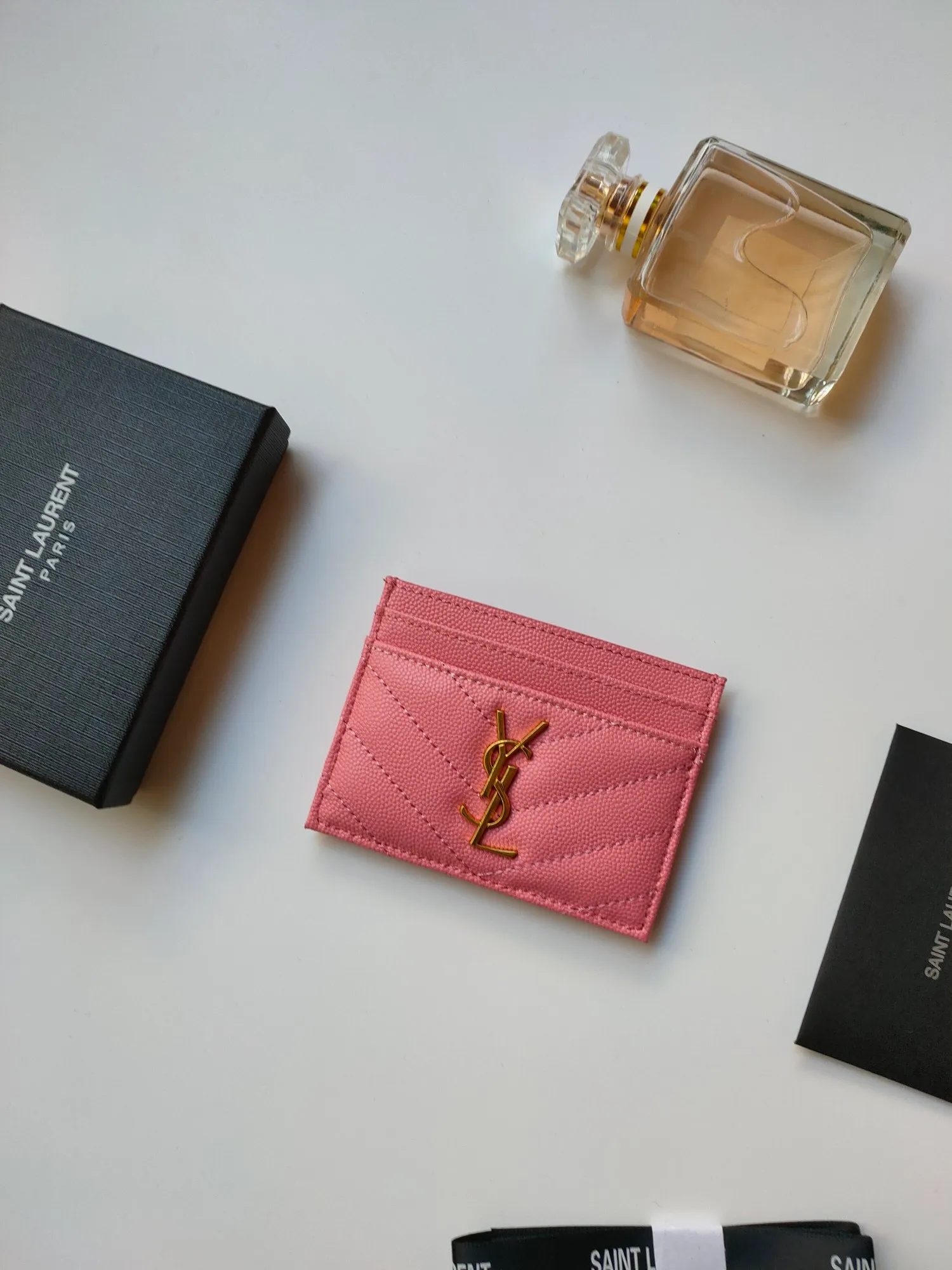 💰90 Saint Laurent new product shipped👉Genuine pickup bag, 🎀Sheep pattern microfiber lining, jacquard embossed stitching sheepskin credit card holder, metal interlocking YSL logo original single-pair hardware, replica details😋Style number: 423291😎Size: 10.5×7.5×0.5cm