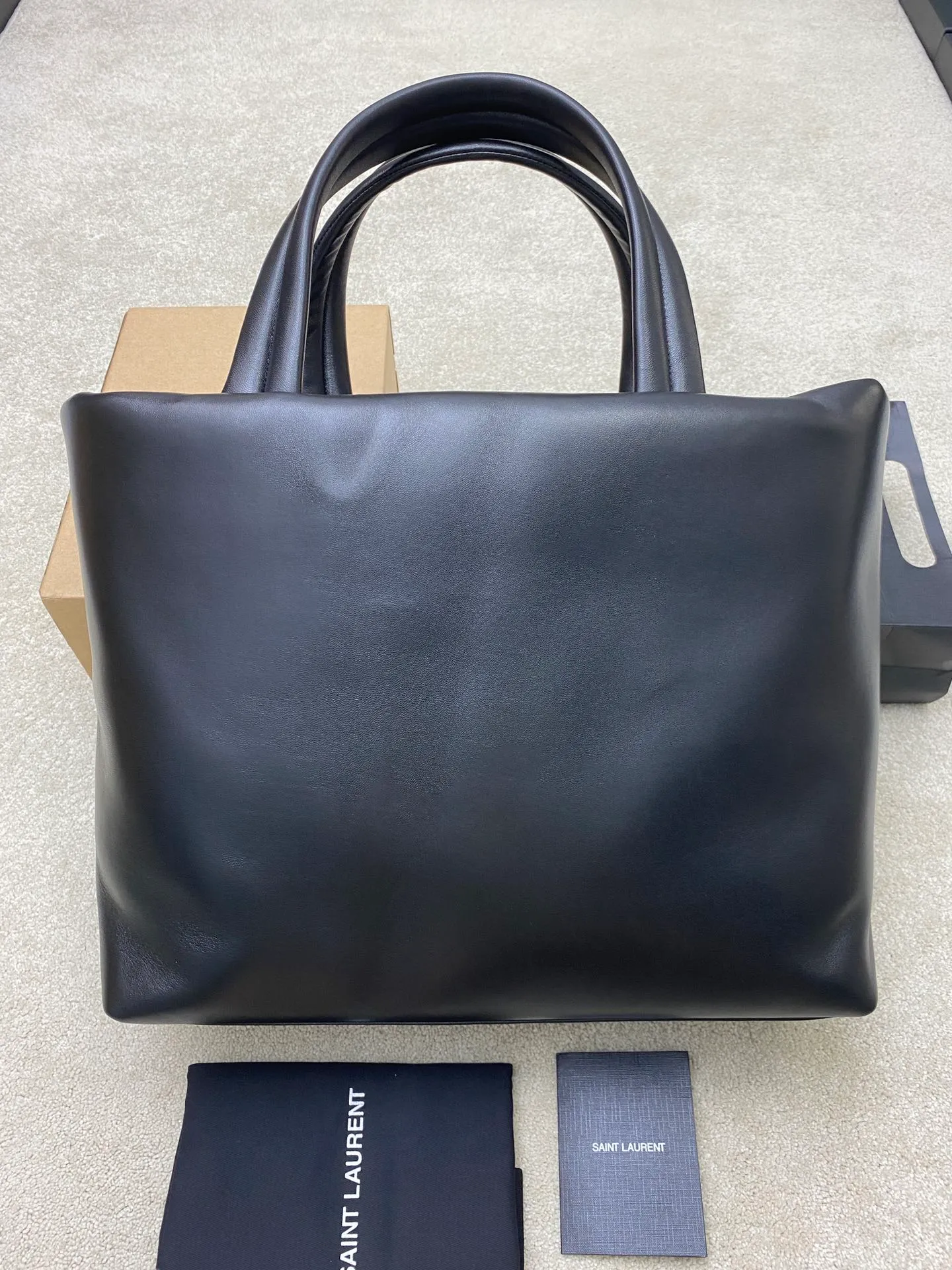 💰2400 black sheepskin/gun 🌈YSL new nappa lambskin tote bag ~ super cool dream bag! A newly launched simple and fashionable shopping tote bag. The letter design is embossed on the front, giving it a handsome and cool look. The inside and outside are full of lambskin texture. It feels super comfortable and is very light. It has a zipper bag inside, making it easy to wear in daily life. It is very practical and comfortable when traveling! Who doesn’t love big soft bags❤️The simple design and low-key style are not to be missed! 202401200 Model: 376269 [original leather] Size: 41-50x43x17cm [only one size without packaging]