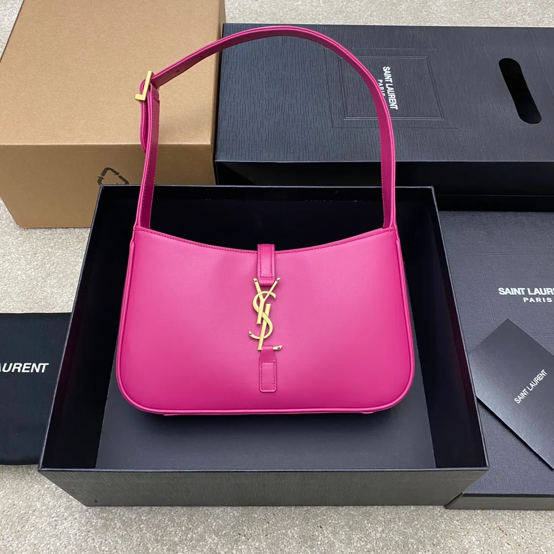 Plum red plain weave/gold buckle 🌈2022 spring and summer new plum red armpit bag💕One of this year's treasure bags👍Minimalist shape + metal logo buckle opening and closing design Adjustable shoulder strap Simple, beautiful and high-end feel The bag body is light and easy to match The wife is so beautiful👍The bag has sufficient capacity💋20210680 Model: 657228 [Original leather] Size: 24.5*14*6cm