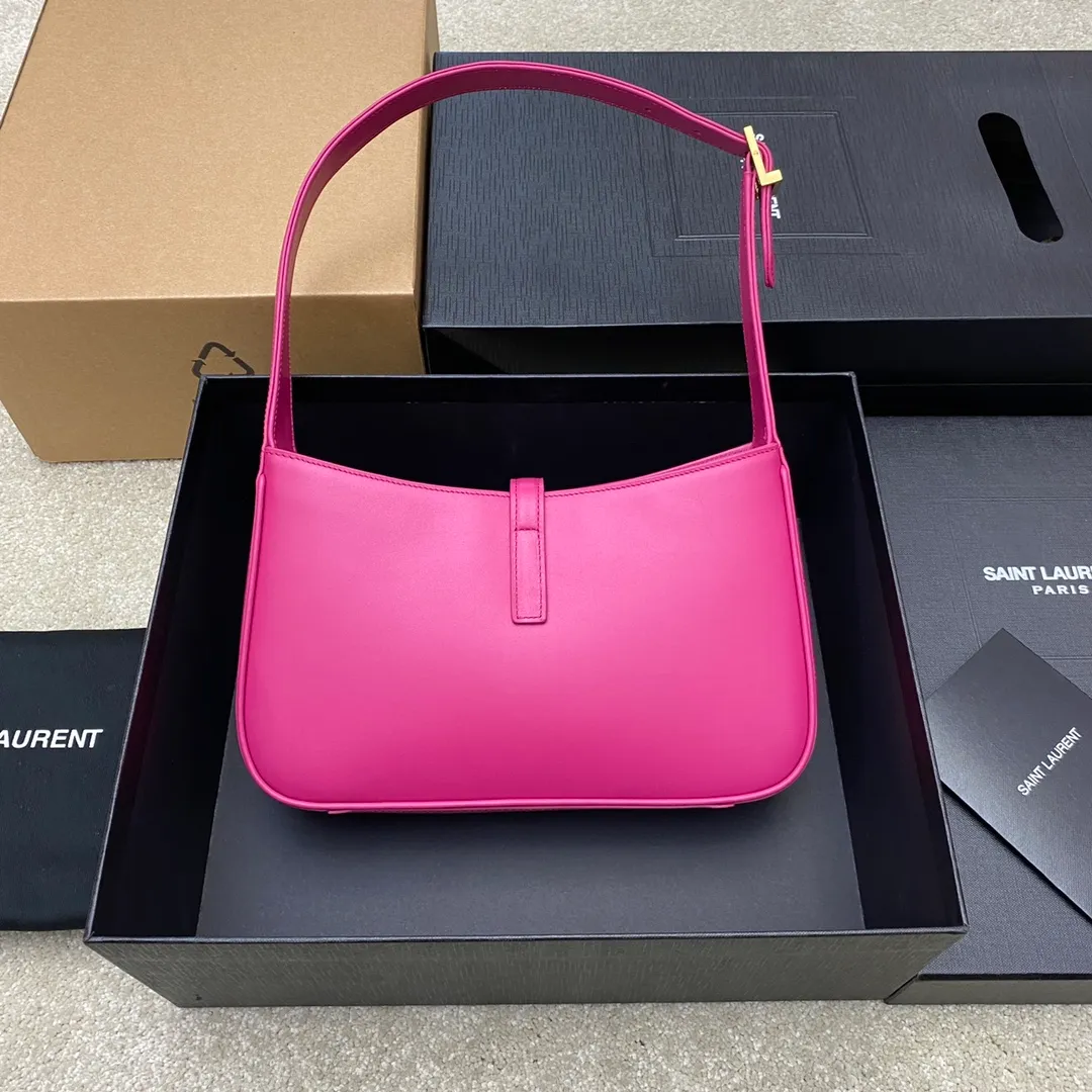 Plum red plain weave/gold buckle 🌈2022 spring and summer new plum red armpit bag💕One of this year's treasure bags👍Minimalist shape + metal logo buckle opening and closing design Adjustable shoulder strap Simple, beautiful and high-end feel The bag body is light and easy to match The wife is so beautiful👍The bag has sufficient capacity💋20210680 Model: 657228 [Original leather] Size: 24.5*14*6cm