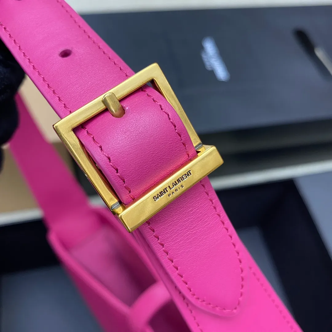 Plum red plain weave/gold buckle 🌈2022 spring and summer new plum red armpit bag💕One of this year's treasure bags👍Minimalist shape + metal logo buckle opening and closing design Adjustable shoulder strap Simple, beautiful and high-end feel The bag body is light and easy to match The wife is so beautiful👍The bag has sufficient capacity💋20210680 Model: 657228 [Original leather] Size: 24.5*14*6cm