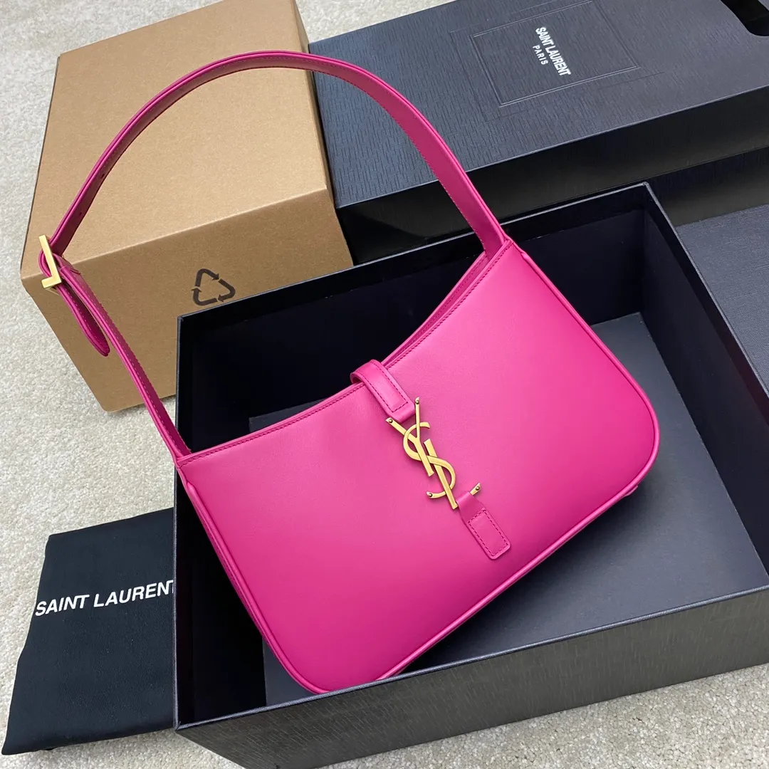 Plum red plain weave/gold buckle 🌈2022 spring and summer new plum red armpit bag💕One of this year's treasure bags👍Minimalist shape + metal logo buckle opening and closing design Adjustable shoulder strap Simple, beautiful and high-end feel The bag body is light and easy to match The wife is so beautiful👍The bag has sufficient capacity💋20210680 Model: 657228 [Original leather] Size: 24.5*14*6cm