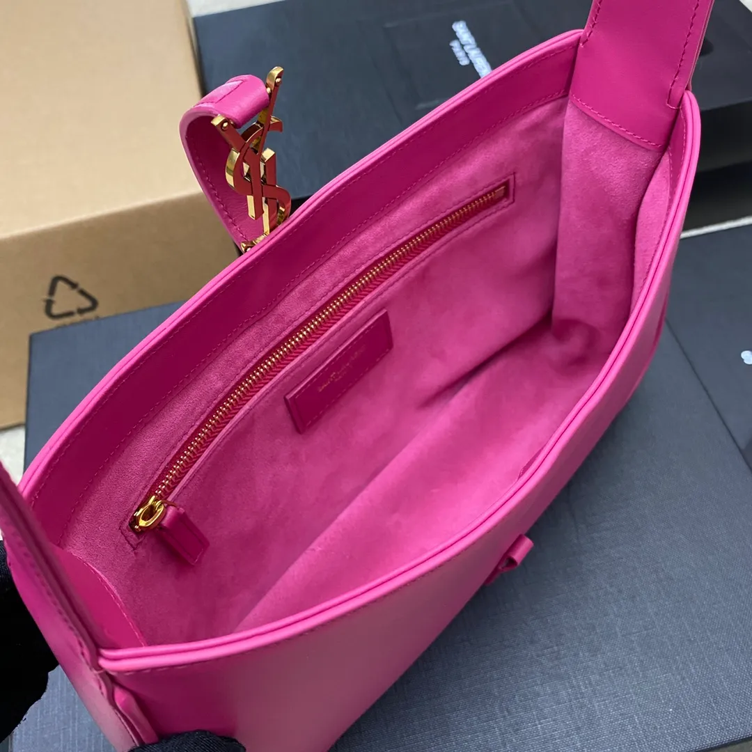 Plum red plain weave/gold buckle 🌈2022 spring and summer new plum red armpit bag💕One of this year's treasure bags👍Minimalist shape + metal logo buckle opening and closing design Adjustable shoulder strap Simple, beautiful and high-end feel The bag body is light and easy to match The wife is so beautiful👍The bag has sufficient capacity💋20210680 Model: 657228 [Original leather] Size: 24.5*14*6cm