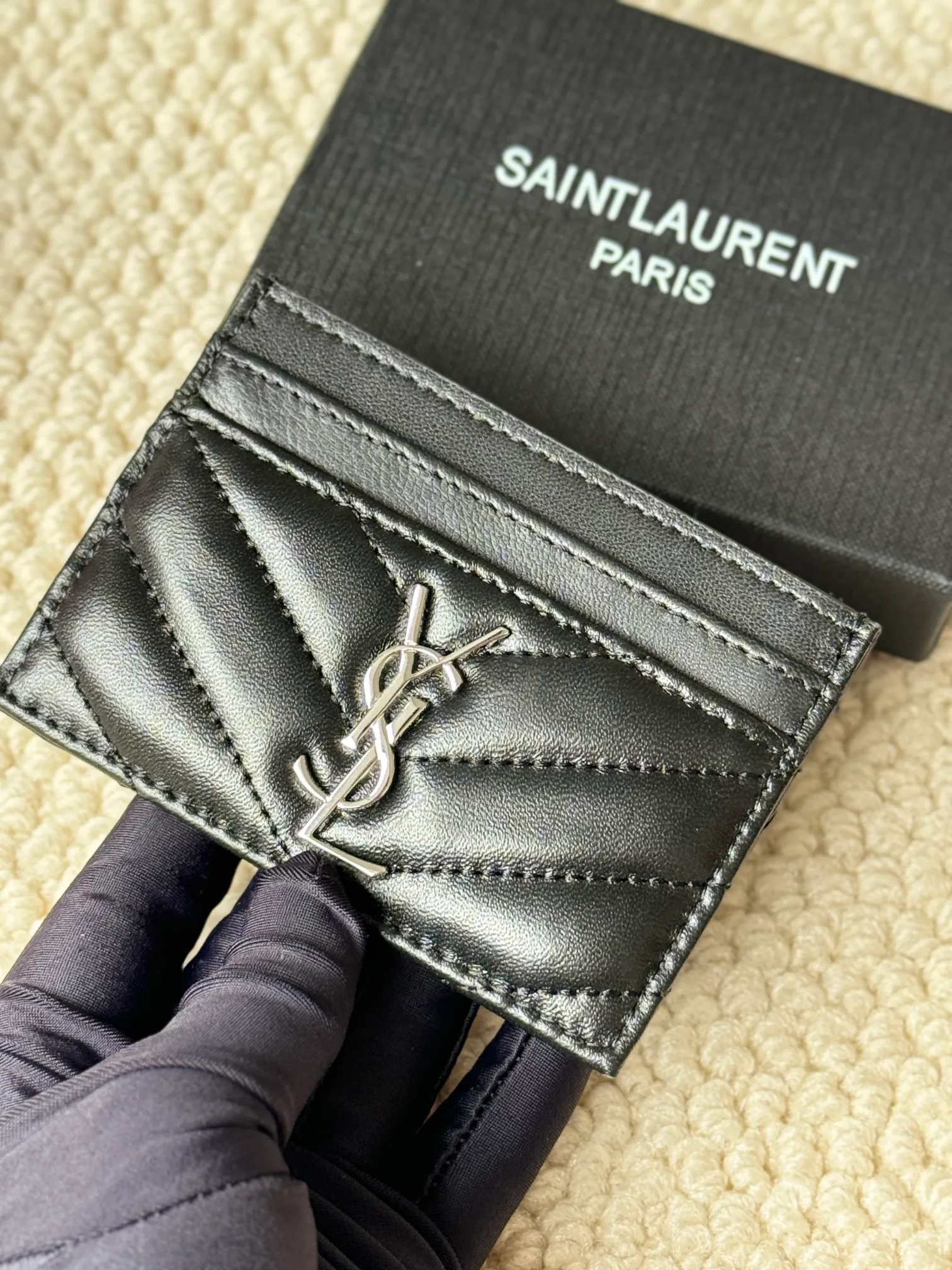 💰100 ysl Yves Saint Laurent's most classic genuine card bag, with sheepskin microfiber lining, jacquard embossed stitching sheepskin credit card holder, metal interlocking YSL logo original single-pair hardware, copied details Style number: 423291 Size: 10.5×7.5×0.5cm
