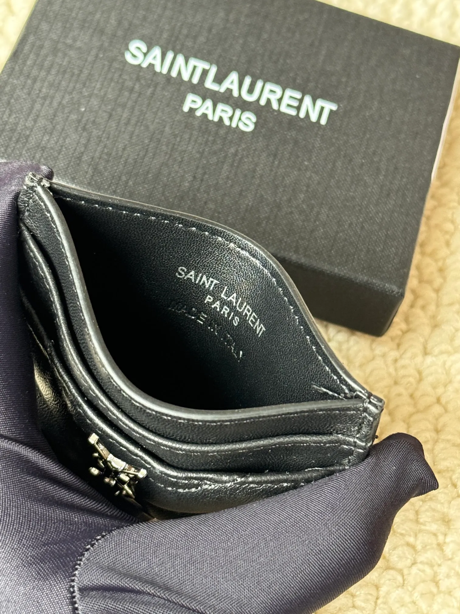 💰100 ysl Yves Saint Laurent's most classic genuine card bag, with sheepskin microfiber lining, jacquard embossed stitching sheepskin credit card holder, metal interlocking YSL logo original single-pair hardware, copied details Style number: 423291 Size: 10.5×7.5×0.5cm
