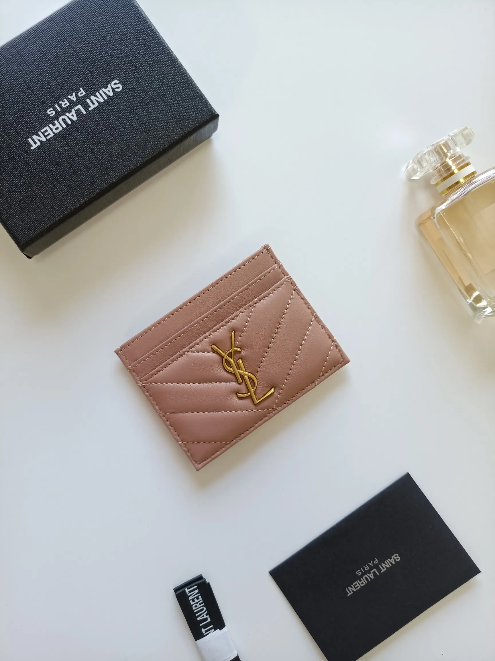 💰90 Saint Laurent new product shipped👉Genuine pickup bag, 🎀Sheep pattern microfiber lining, jacquard embossed stitching sheepskin credit card holder, metal interlocking YSL logo original single-pair hardware, replica details😋Style number: 423291😎Size: 10.5×7.5×0.5cm