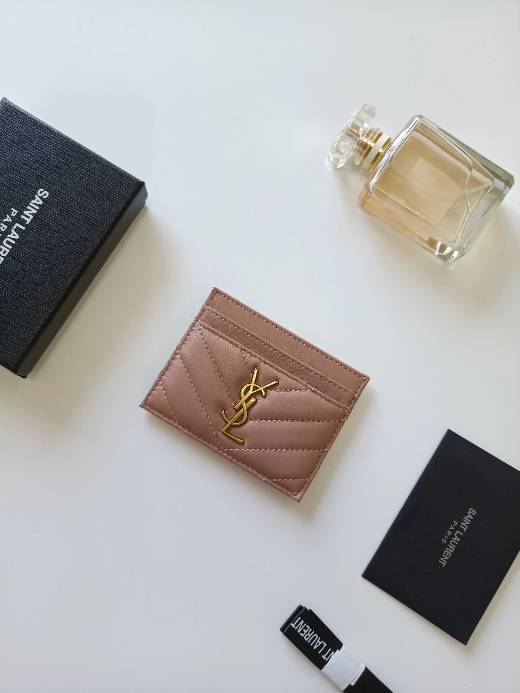 💰90 Saint Laurent new product shipped👉Genuine pickup bag, 🎀Sheep pattern microfiber lining, jacquard embossed stitching sheepskin credit card holder, metal interlocking YSL logo original single-pair hardware, replica details😋Style number: 423291😎Size: 10.5×7.5×0.5cm