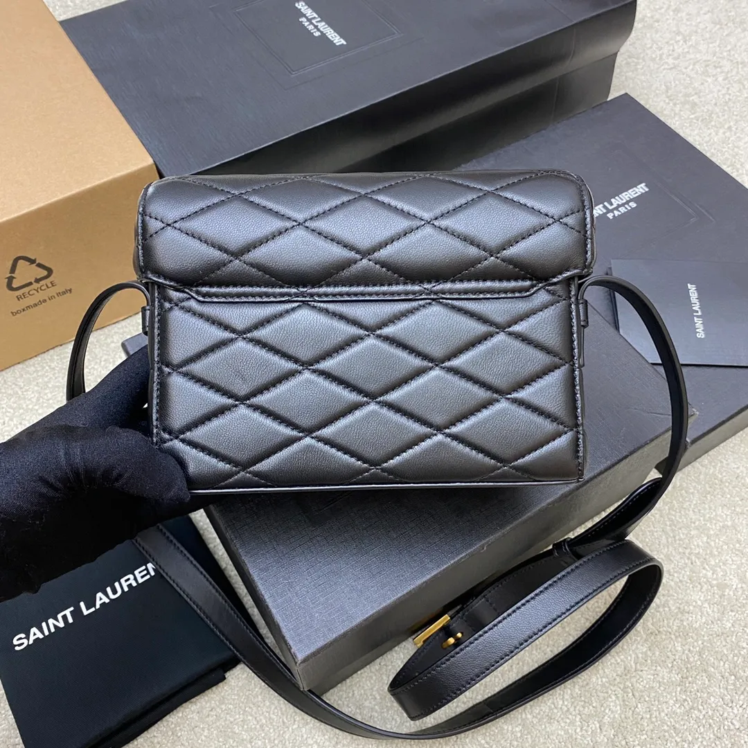 💰1500 black sheepskin/gold buckle 🌈2022 autumn and winter new JUNE quilted sheepskin box-shaped box bag, with front flap, fixed barrel design, extremely complicated handwork, with YSL letter swirl design and diamond pattern quilted overlock seams. Fashion is really reincarnation, the new small box bag gives people a bright retro look👍20220750 Model: 710080 [original leather] Size: 19x15x8cm