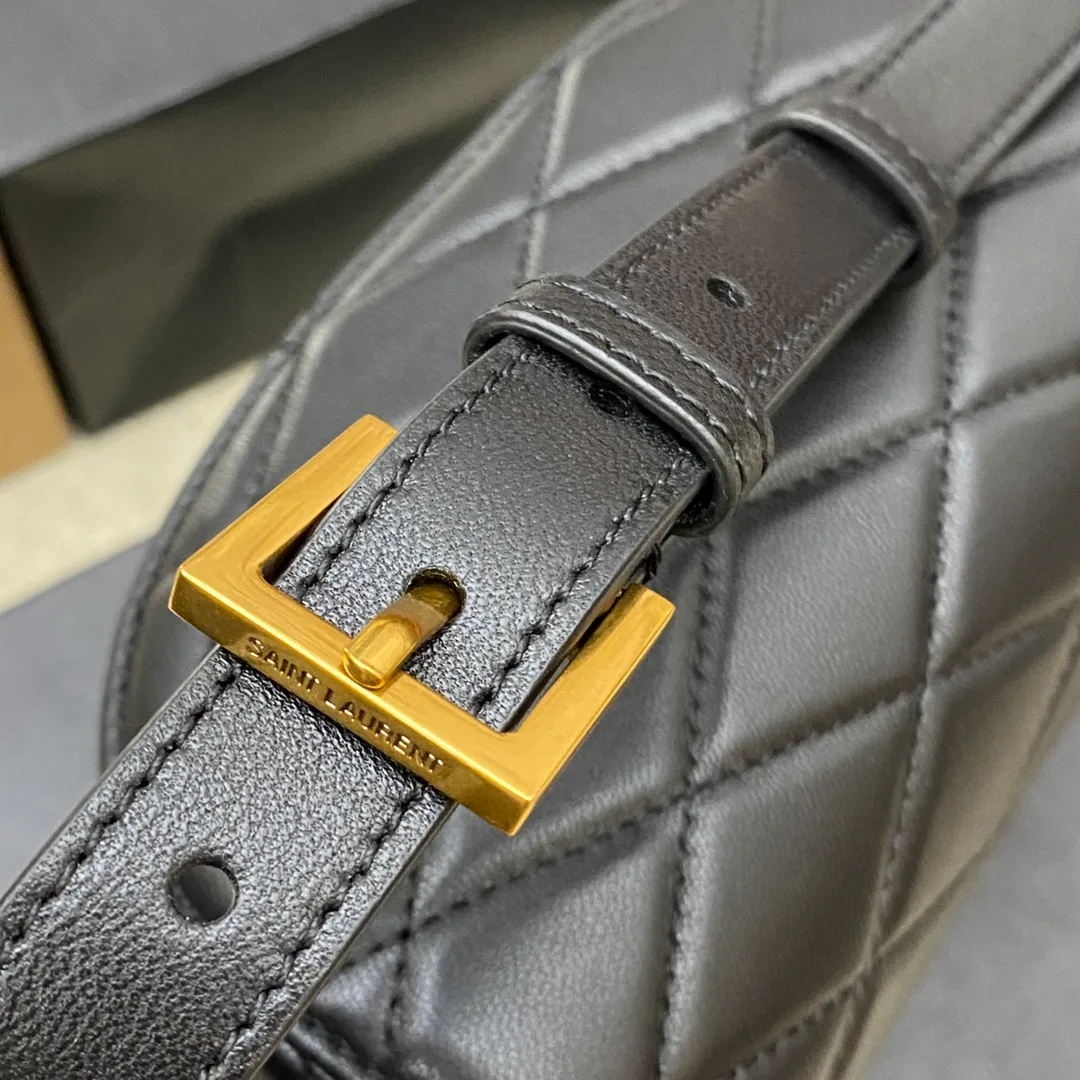 💰1500 black sheepskin/gold buckle 🌈2022 autumn and winter new JUNE quilted sheepskin box-shaped box bag, with front flap, fixed barrel design, extremely complicated handwork, with YSL letter swirl design and diamond pattern quilted overlock seams. Fashion is really reincarnation, the new small box bag gives people a bright retro look👍20220750 Model: 710080 [original leather] Size: 19x15x8cm