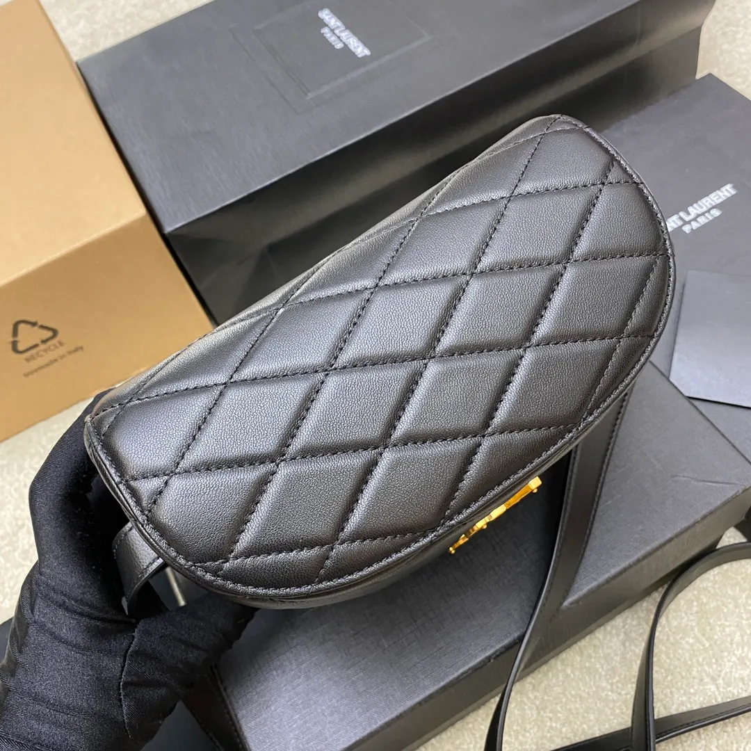 💰1500 black sheepskin/gold buckle 🌈2022 autumn and winter new JUNE quilted sheepskin box-shaped box bag, with front flap, fixed barrel design, extremely complicated handwork, with YSL letter swirl design and diamond pattern quilted overlock seams. Fashion is really reincarnation, the new small box bag gives people a bright retro look👍20220750 Model: 710080 [original leather] Size: 19x15x8cm