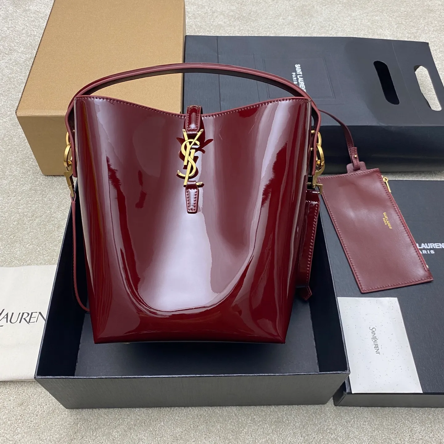 Patent leather maroon/gold 🌈LE 5À7 series new large and super good-looking bucket bag with handle_New bag type, made of Italian calfskin, the bag has a simple and three-dimensional outline, looks stiff but not too sharp, there is a metal foot nail at the bottom, with a classic iconic metal logo plug-in buckle, the overall gives a unique temperament that is both classic and elegant, but also very fashionable and modern! 20240990 Model: 742828 [original leather] Size: 25×20×12cm