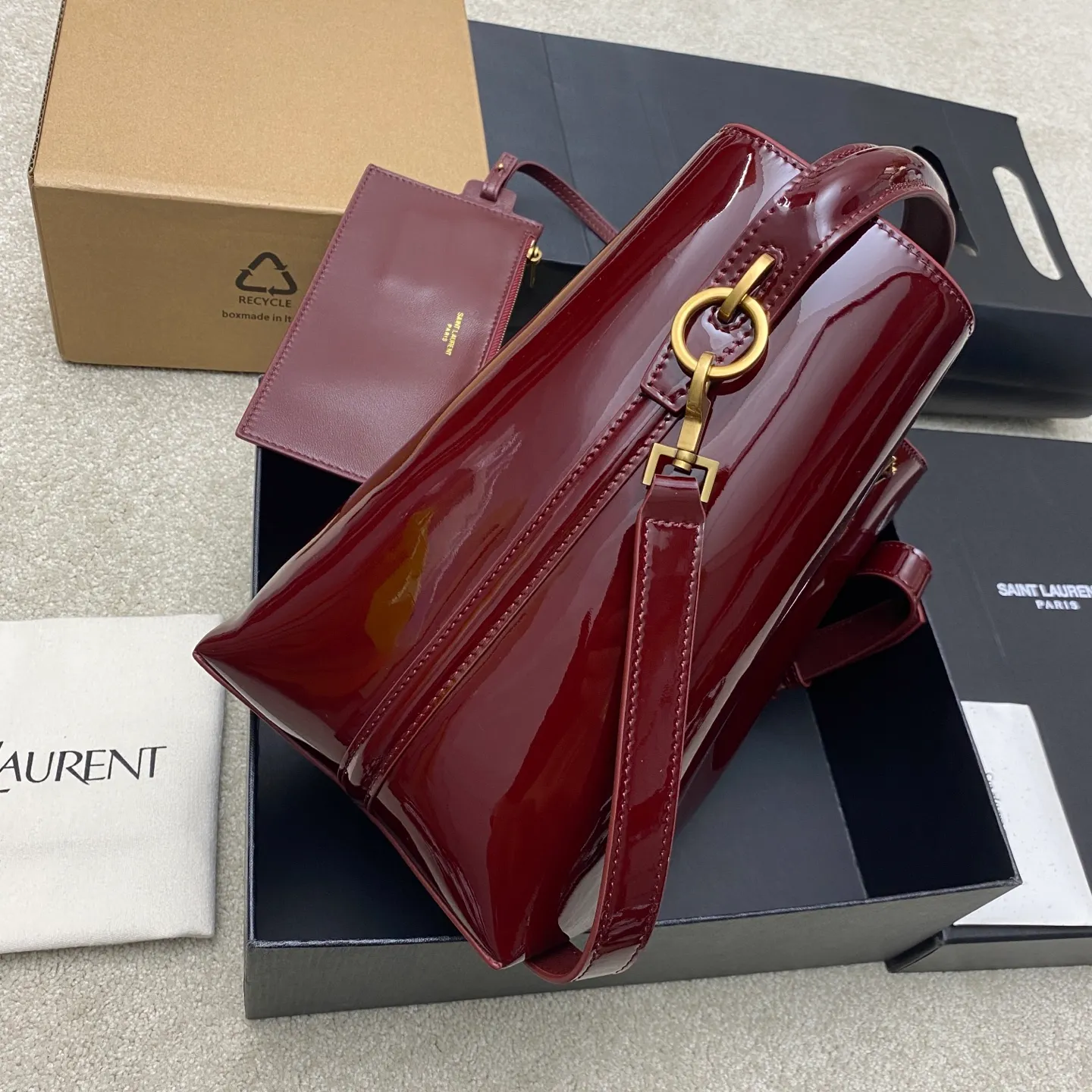 Patent leather maroon/gold 🌈LE 5À7 series new large and super good-looking bucket bag with handle_New bag type, made of Italian calfskin, the bag has a simple and three-dimensional outline, looks stiff but not too sharp, there is a metal foot nail at the bottom, with a classic iconic metal logo plug-in buckle, the overall gives a unique temperament that is both classic and elegant, but also very fashionable and modern! 20240990 Model: 742828 [original leather] Size: 25×20×12cm